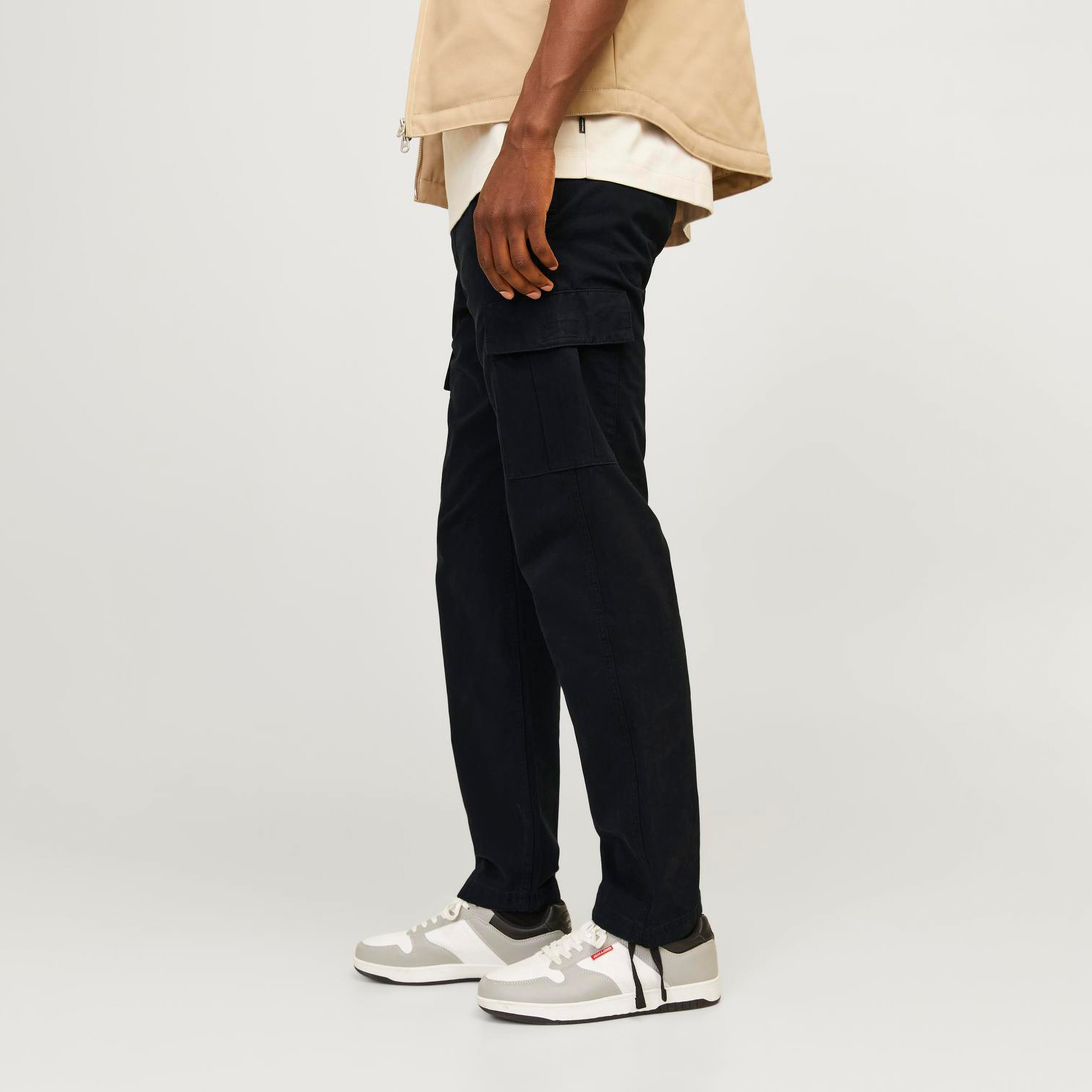 بنطلون كارجو سادة بأزرار متوسطة الارتفاع  من جاك آند جونز -men-clothing-bottoms-trousersandchinos-trousers-image-5
