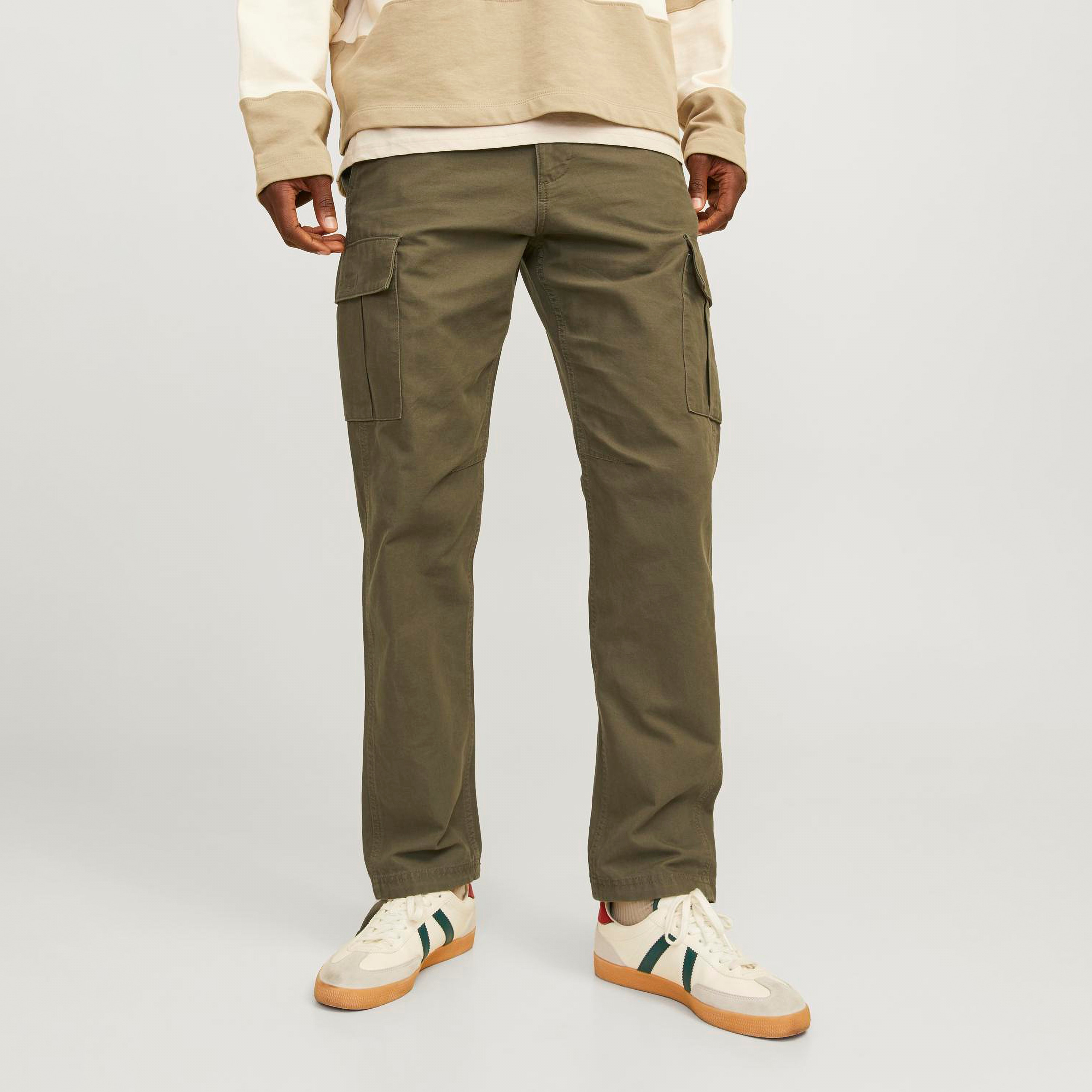 بنطلون كارجو سادة بأزرار متوسطة الارتفاع  من جاك آند جونز -men-clothing-bottoms-trousersandchinos-trousers-image-1