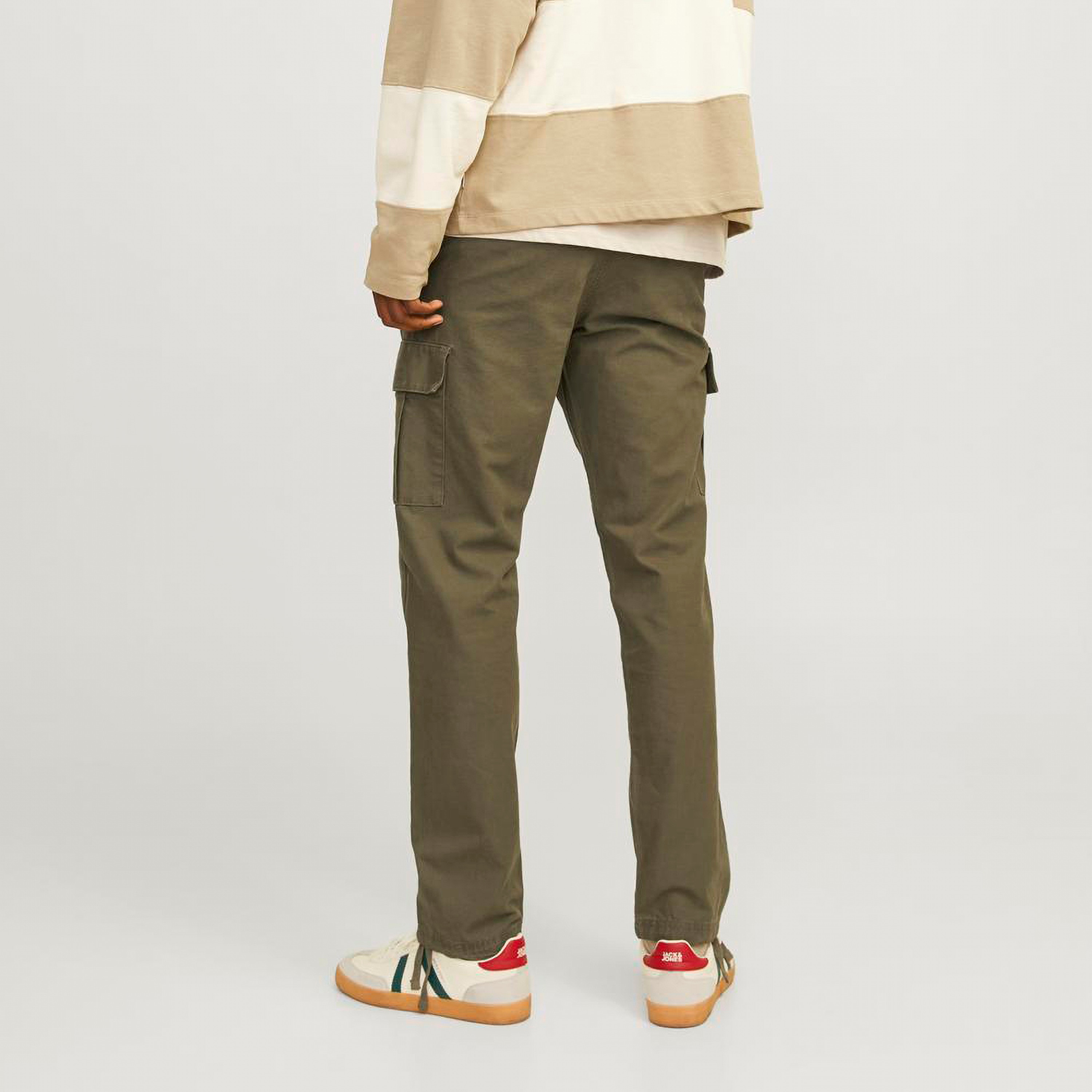 بنطلون كارجو سادة بأزرار متوسطة الارتفاع  من جاك آند جونز -men-clothing-bottoms-trousersandchinos-trousers-image-4