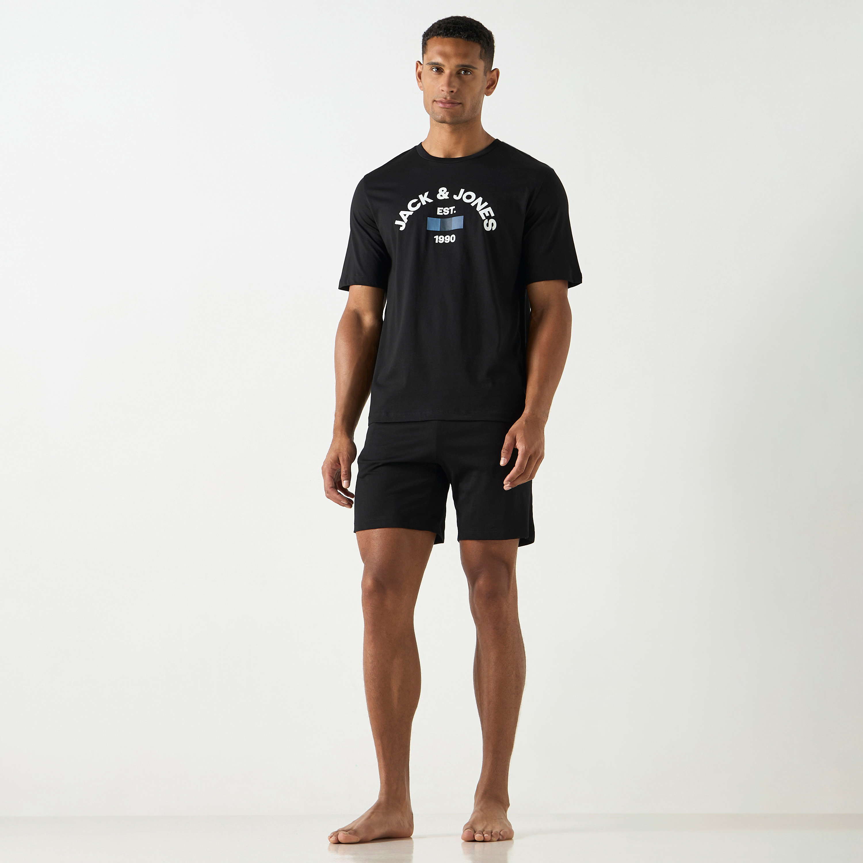 مجموعة بيجامة شورت وتي شيرت بياقة دائرية وشعار من جاك اند جونز-men-clothing-nightwear-sets-image-1