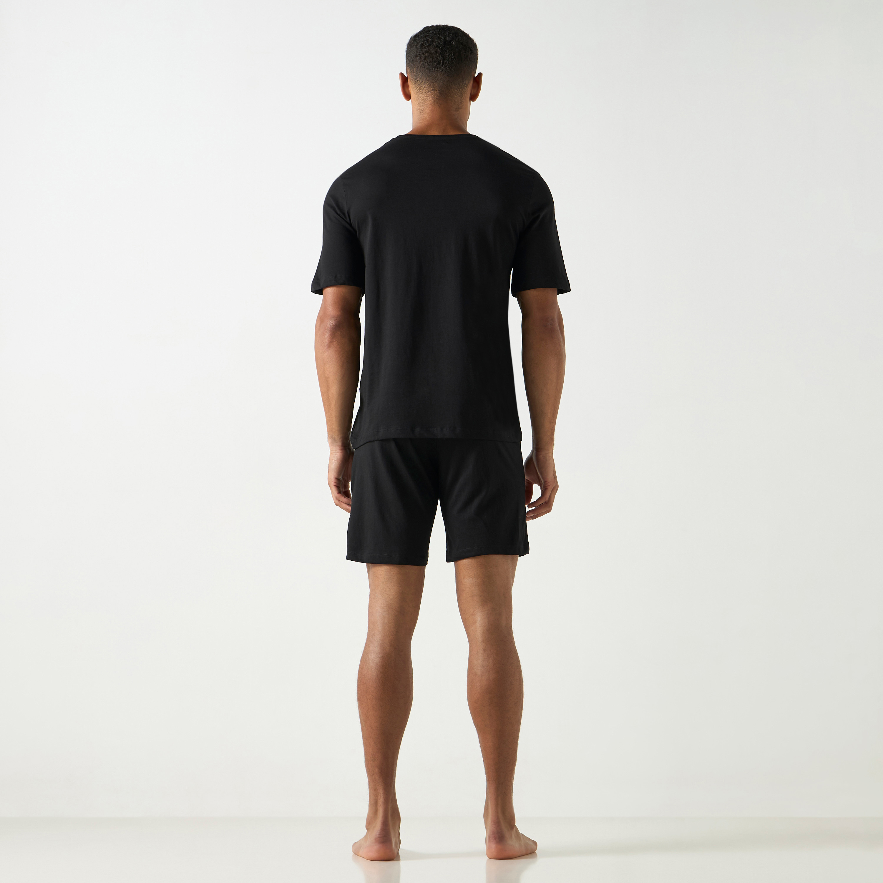 مجموعة بيجامة شورت وتي شيرت بياقة دائرية وشعار من جاك اند جونز-men-clothing-nightwear-sets-image-4