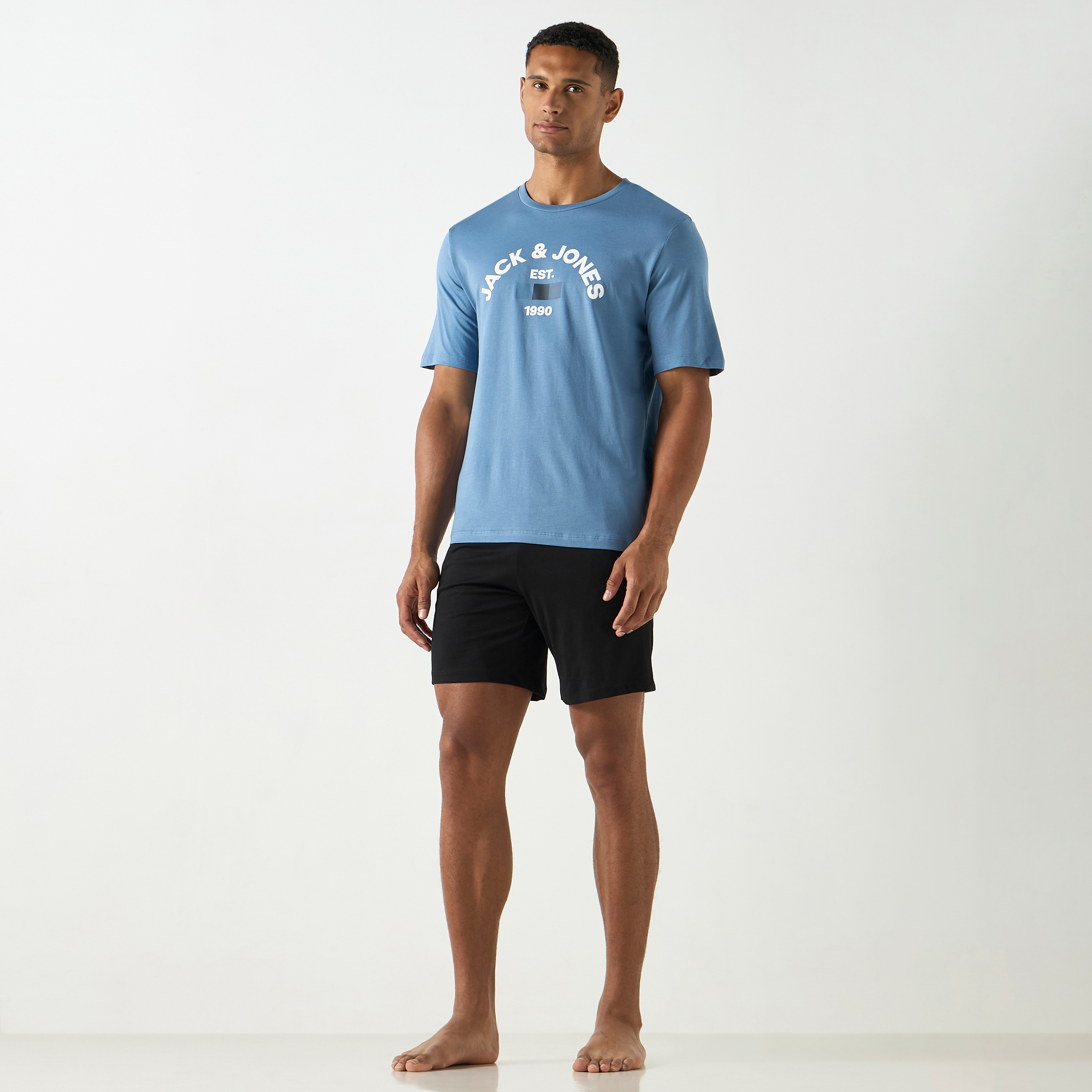 مجموعة بيجامة شورت وتي شيرت بياقة دائرية وشعار من جاك اند جونز-men-clothing-nightwear-sets-image-6