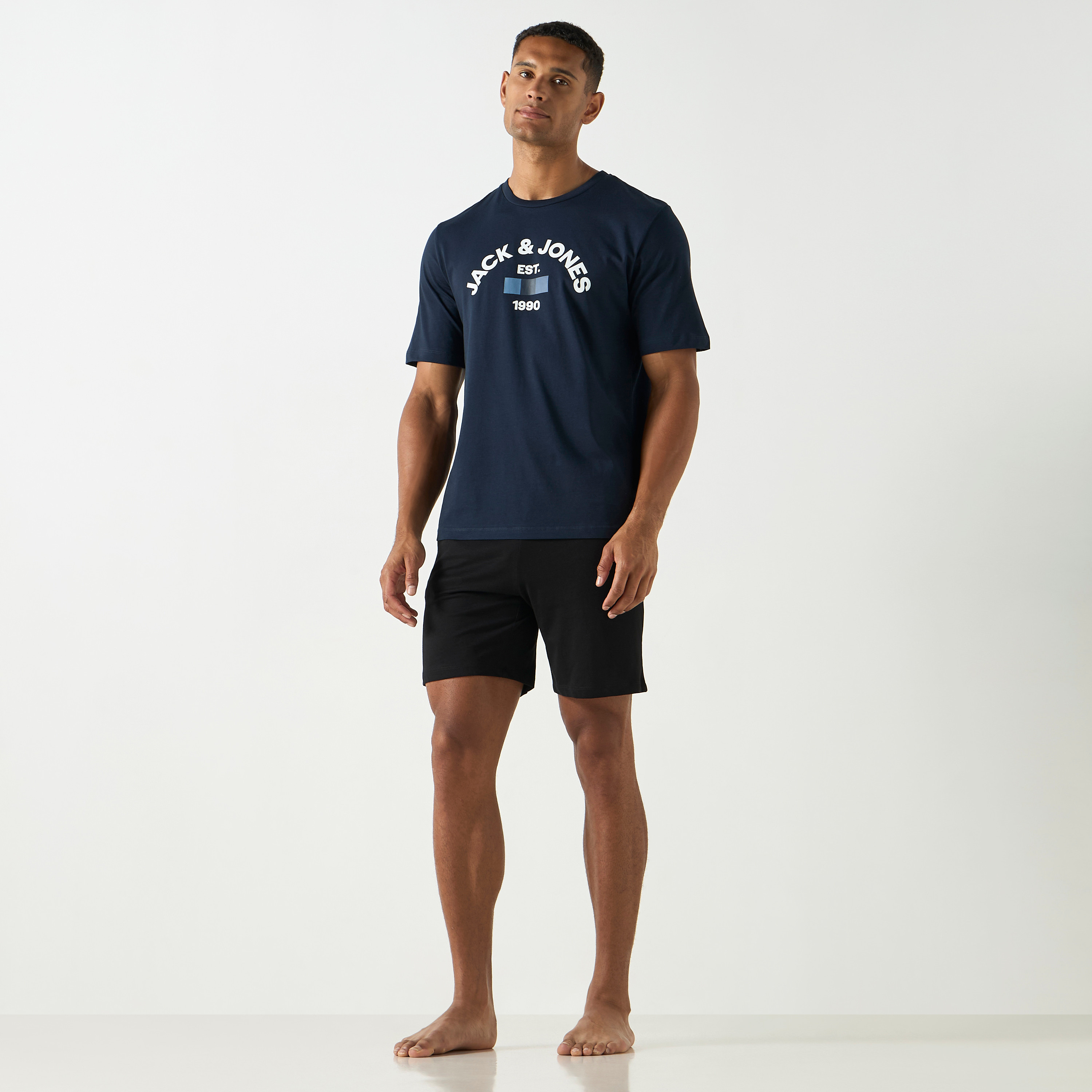 مجموعة بيجامة شورت وتي شيرت بياقة دائرية وشعار من جاك اند جونز-men-clothing-nightwear-sets-image-11