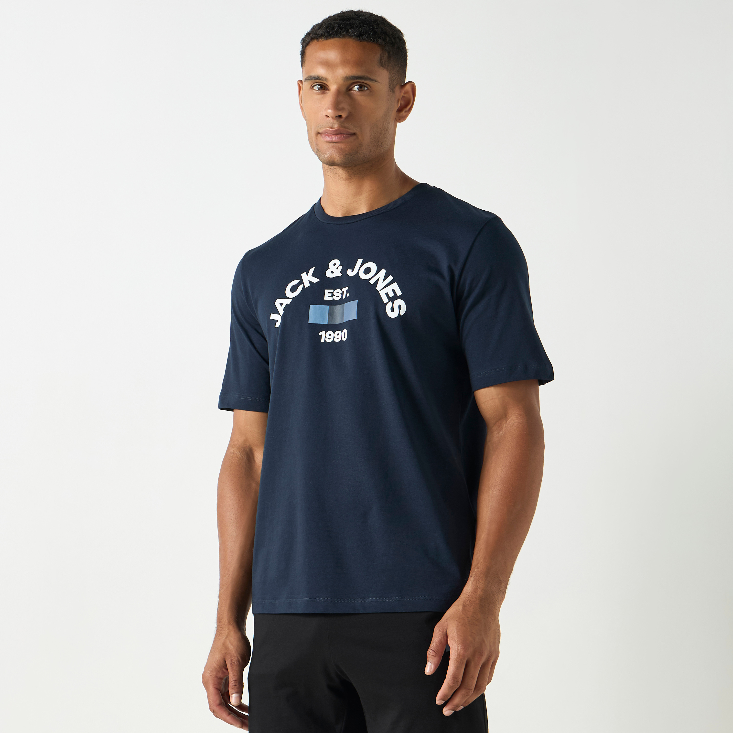 مجموعة بيجامة شورت وتي شيرت بياقة دائرية وشعار من جاك اند جونز-men-clothing-nightwear-sets-image-12