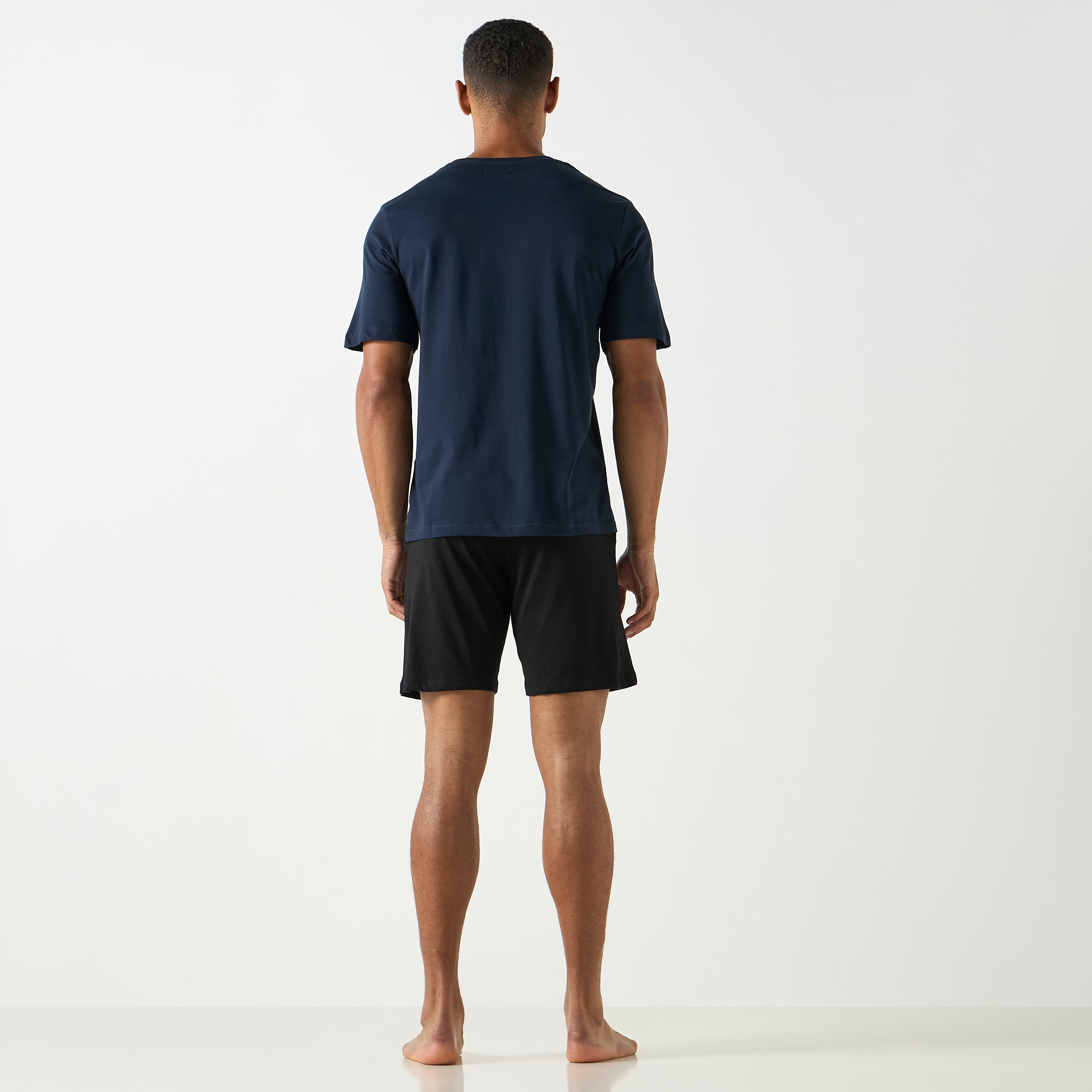 مجموعة بيجامة شورت وتي شيرت بياقة دائرية وشعار من جاك اند جونز-men-clothing-nightwear-sets-image-14