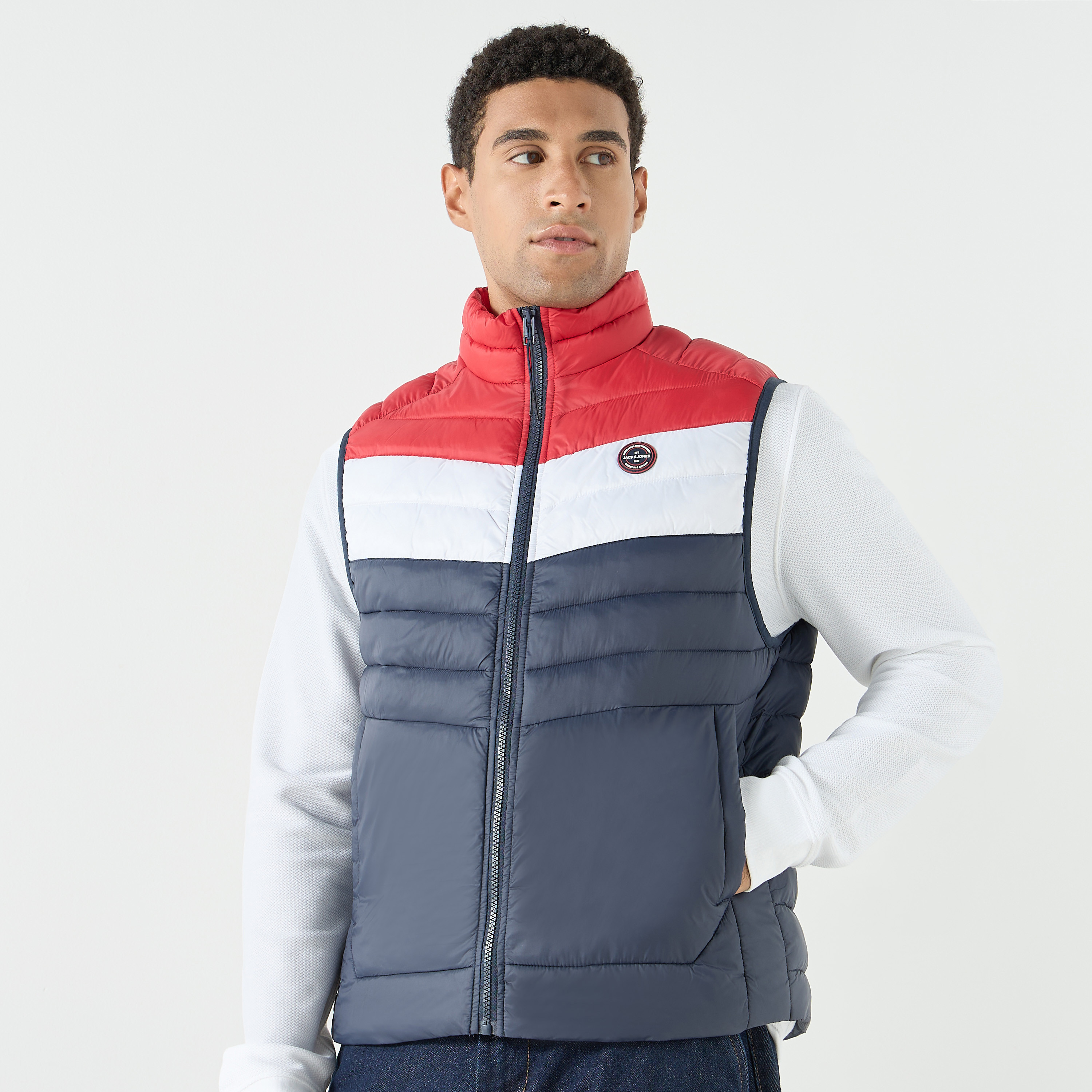 سترة جيليه للرجال من جاك آند جونز كولوربلوك برقبة عالية بدون أكمام-men-clothing-jacketsandblazers-jackets-image-5