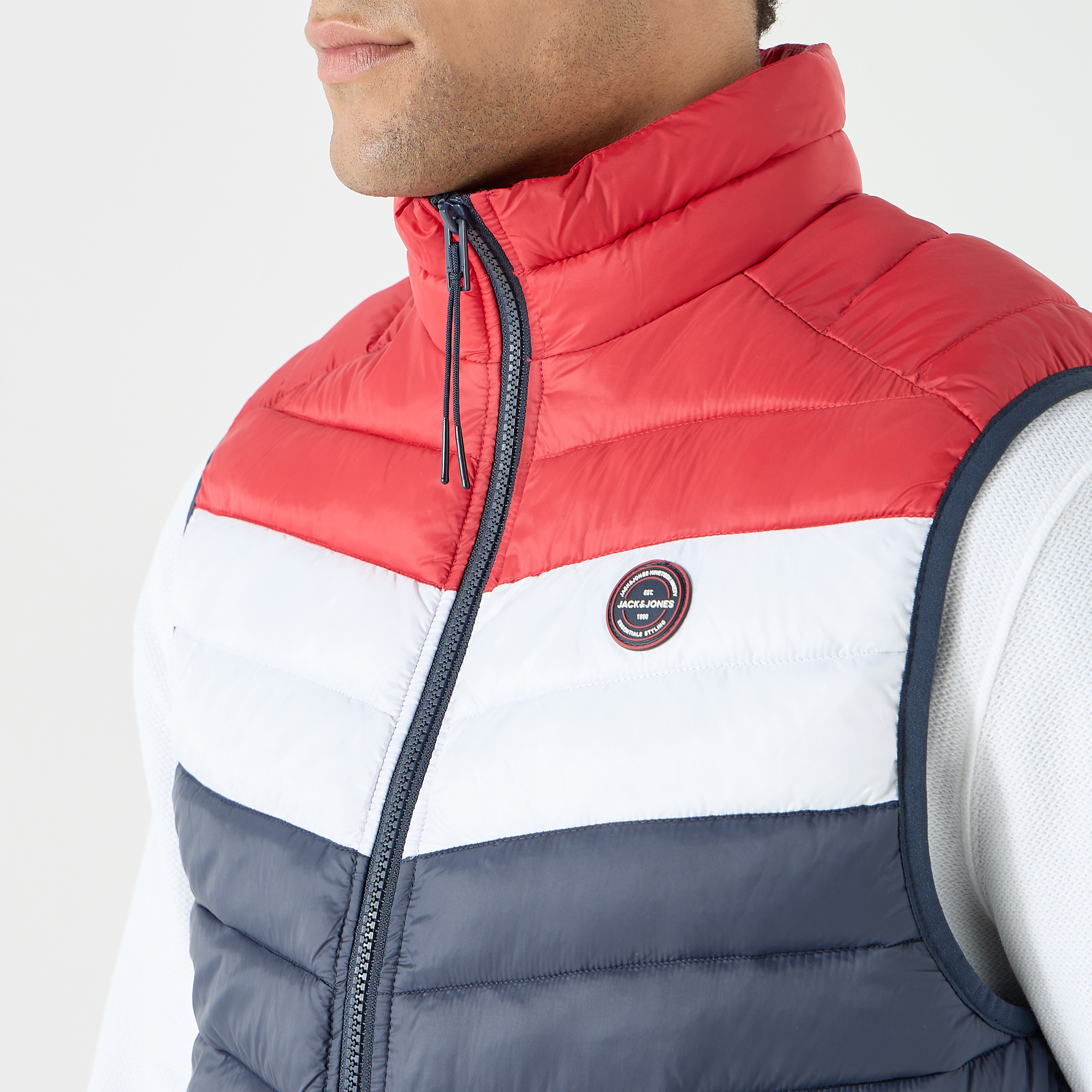 سترة جيليه للرجال من جاك آند جونز كولوربلوك برقبة عالية بدون أكمام-men-clothing-jacketsandblazers-jackets-image-8