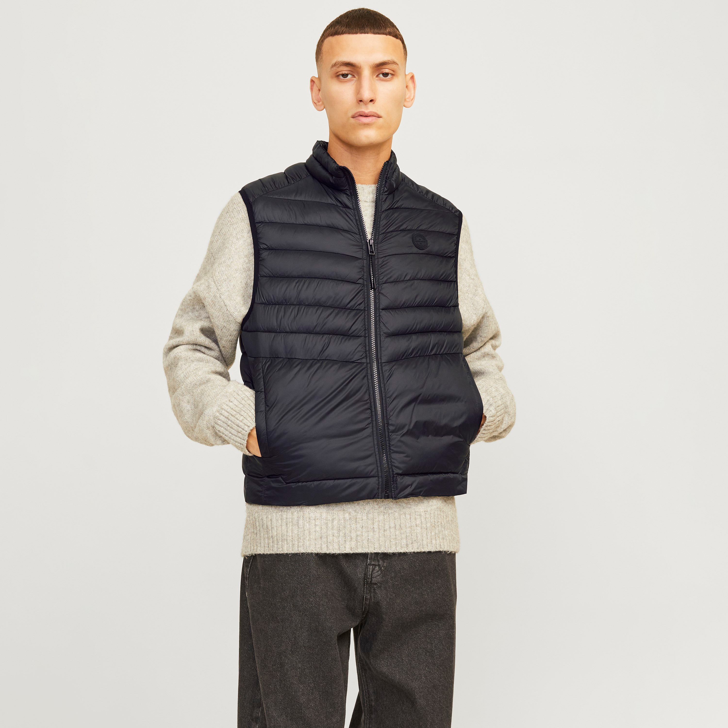 سترة جيليه للرجال من جاك آند جونز كولوربلوك برقبة عالية بدون أكمام-men-clothing-jacketsandblazers-jackets-image-1