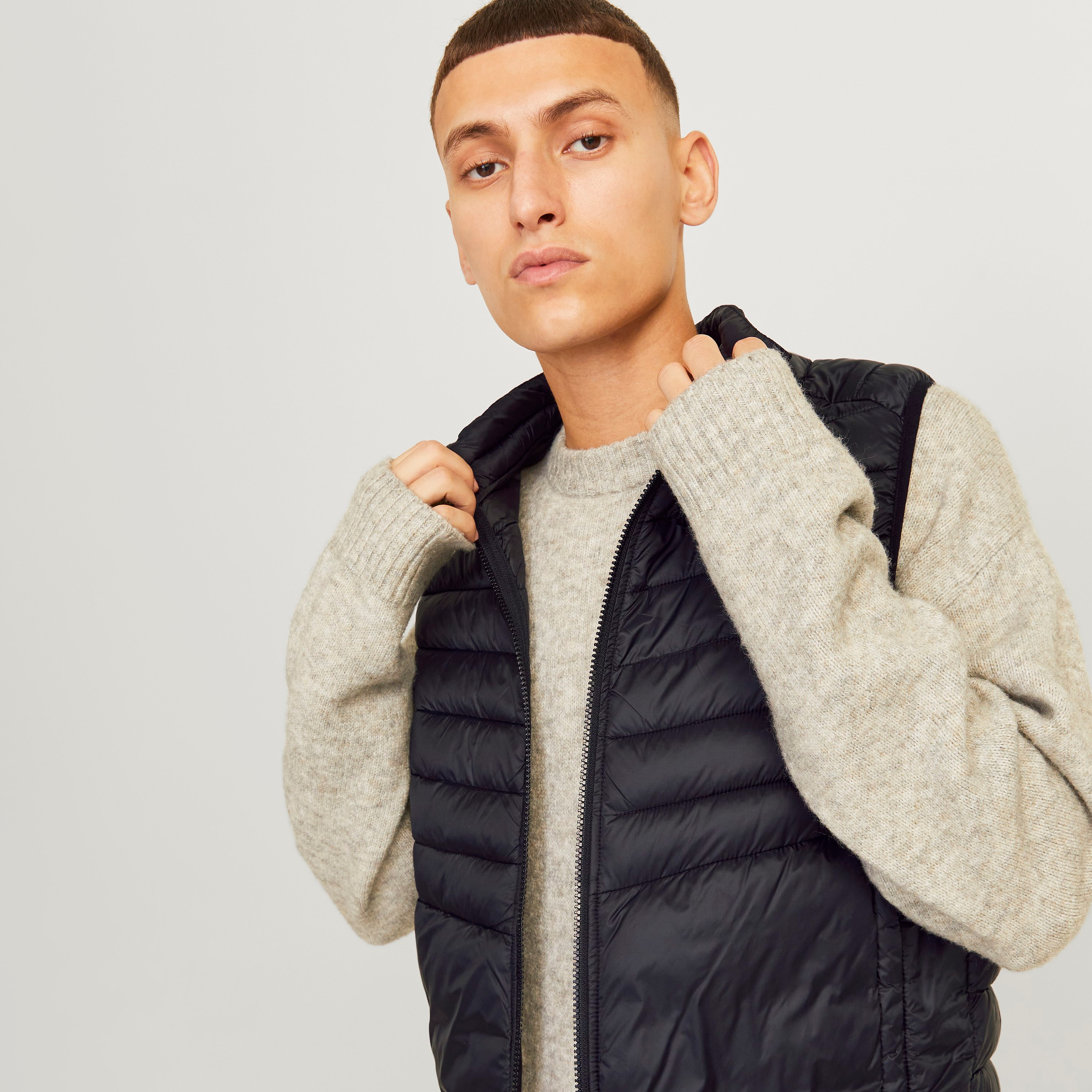 سترة جيليه للرجال من جاك آند جونز كولوربلوك برقبة عالية بدون أكمام-men-clothing-jacketsandblazers-jackets-image-3