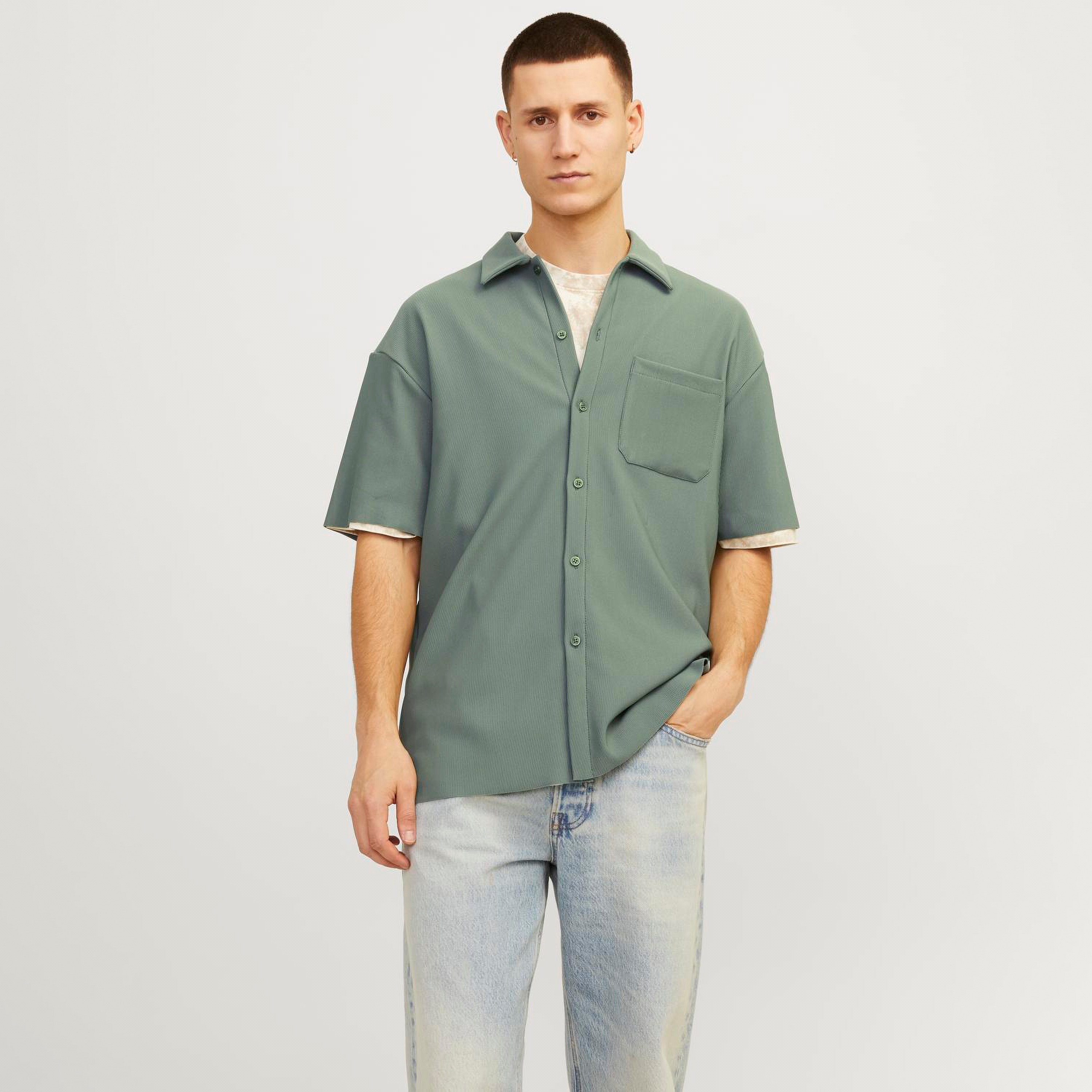 قميص من جاك آند جونز بياقة ذو مضلعة مع أكمام قصيرة-men-clothing-shirts-image-5