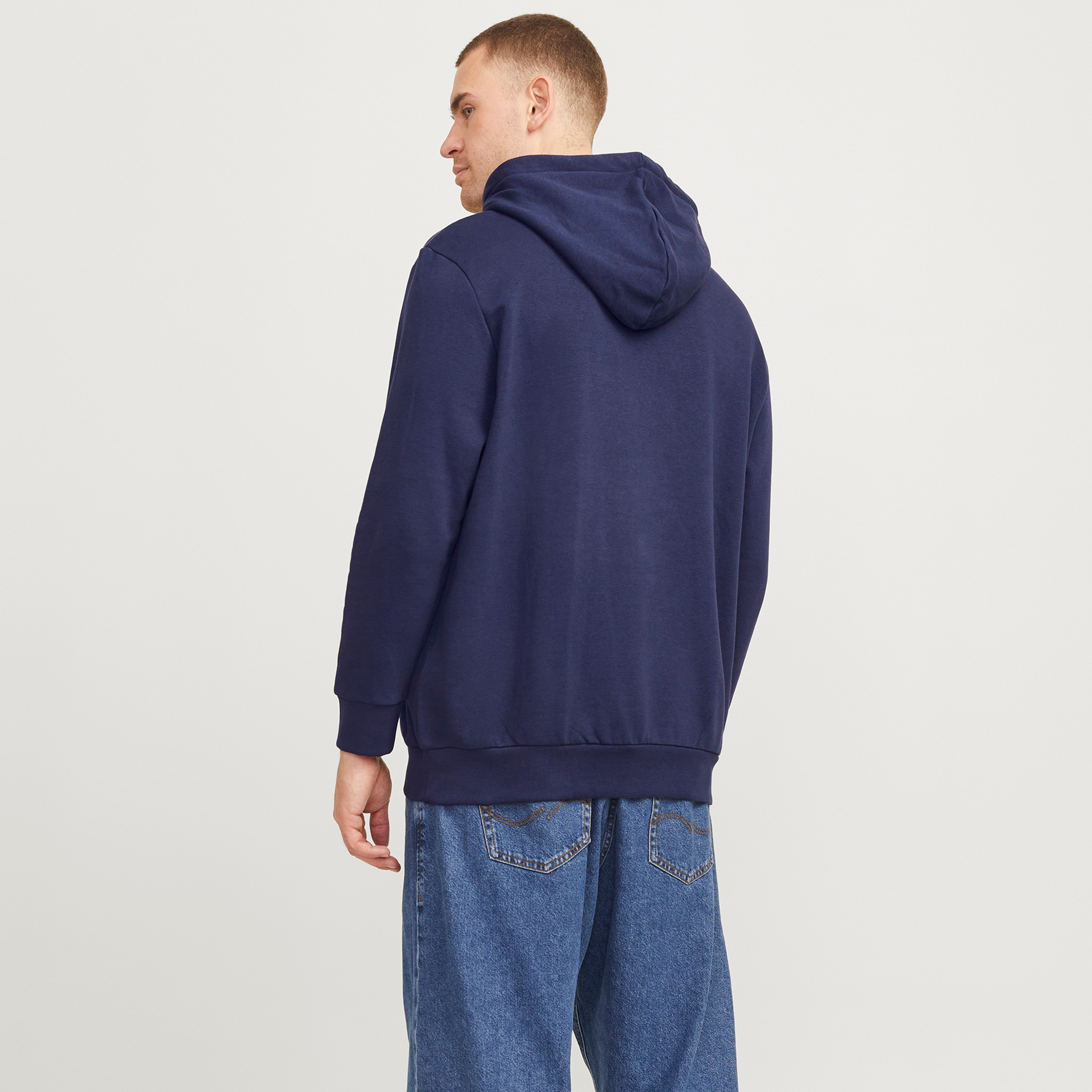 سويت شيرت رجالي بأكمام طويلة بطبعة العلامة التجارية من جاك أند جونز-men-clothing-hoodiesandsweatshirts-image-4