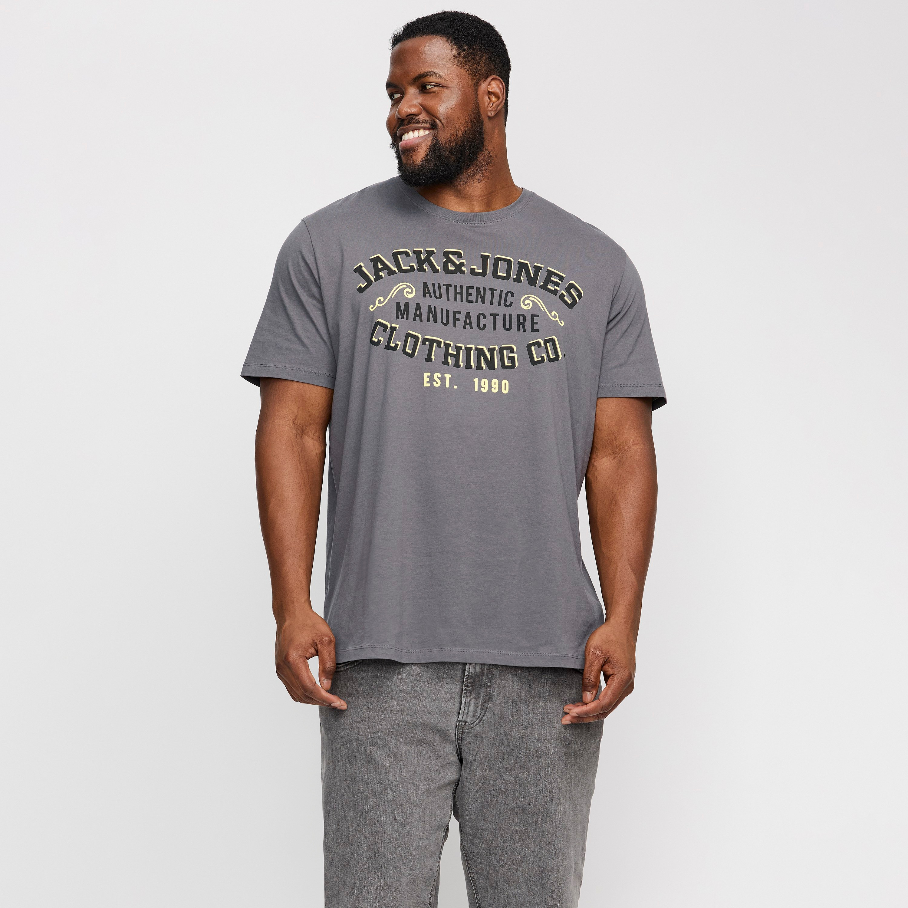 تي شيرت رجالي بأكمام قصيرة ورقبة دائرية وشعار مقاس كبير من جاك اند جونز-men-clothing-tshirtsandpolos-tshirts-image-1