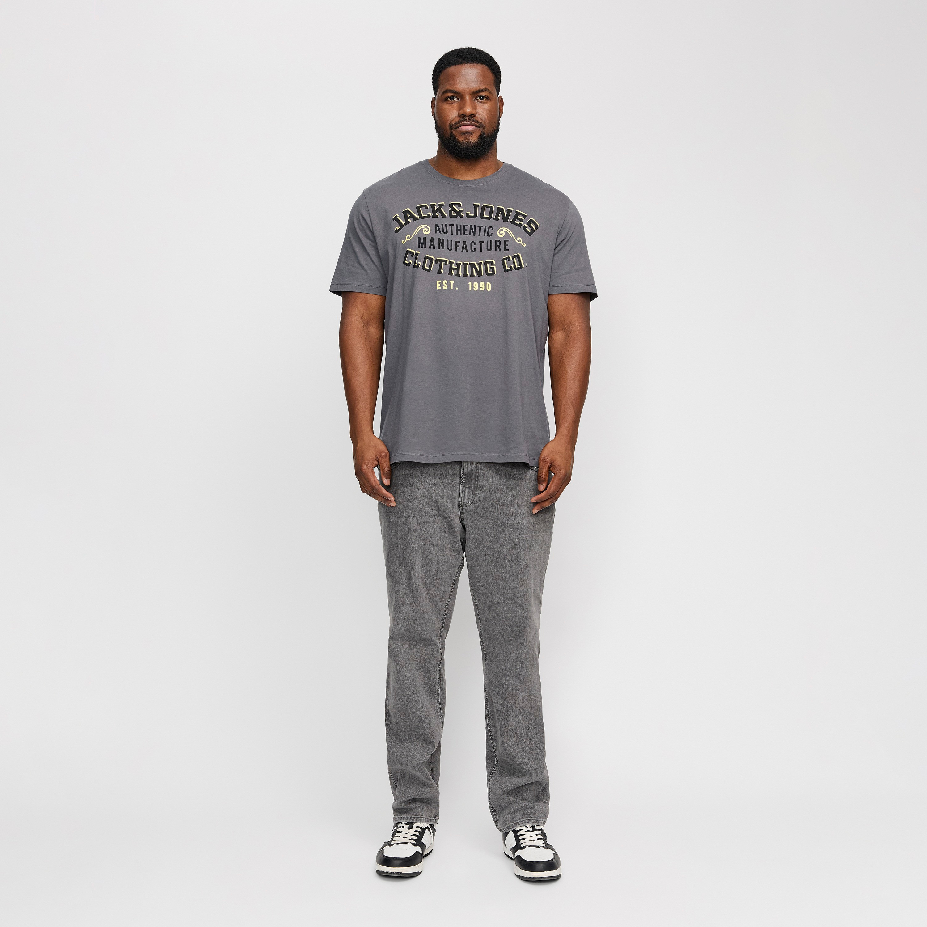 تي شيرت رجالي بأكمام قصيرة ورقبة دائرية وشعار مقاس كبير من جاك اند جونز-men-clothing-tshirtsandpolos-tshirts-image-2