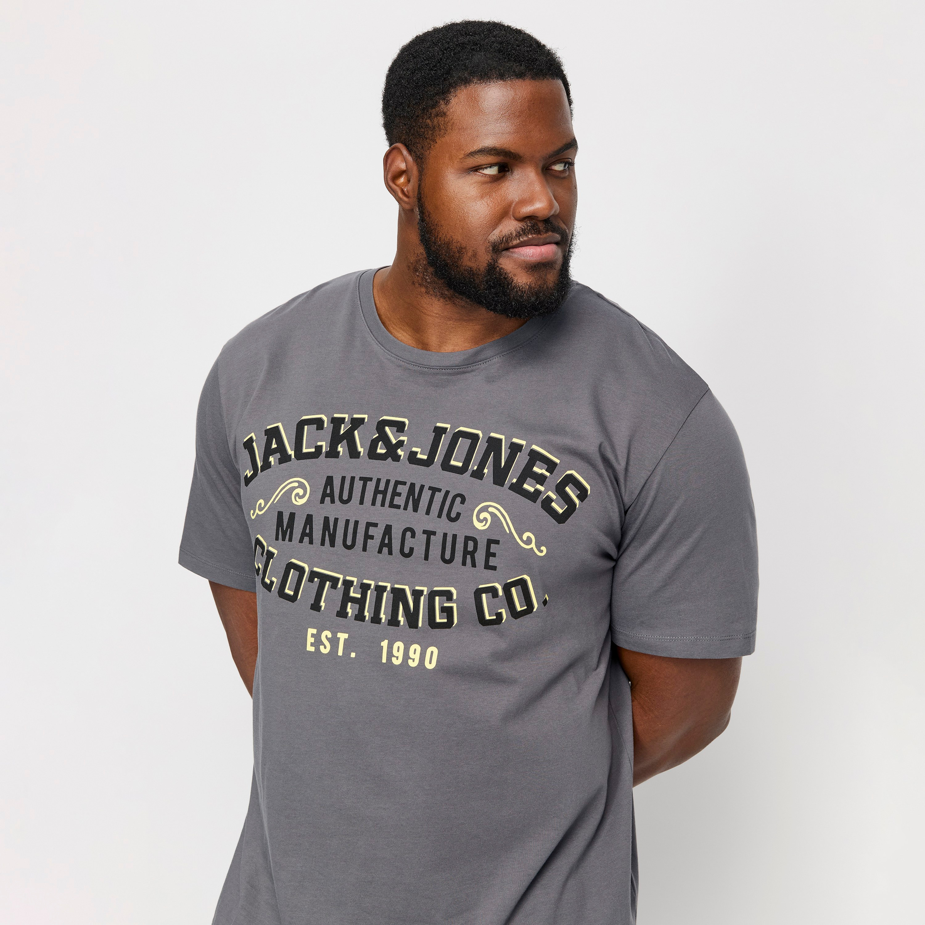 تي شيرت رجالي بأكمام قصيرة ورقبة دائرية وشعار مقاس كبير من جاك اند جونز-men-clothing-tshirtsandpolos-tshirts-image-3