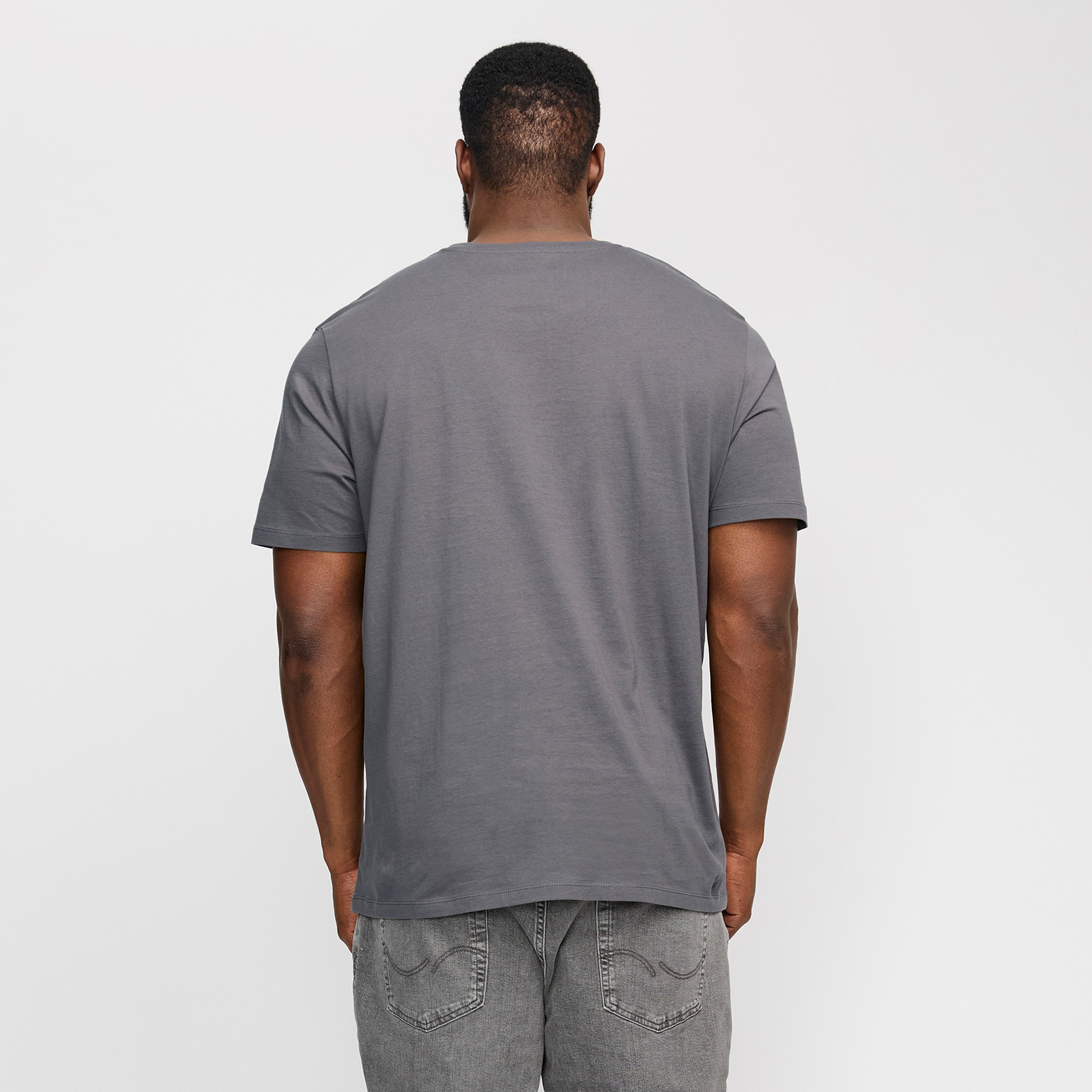 تي شيرت رجالي بأكمام قصيرة ورقبة دائرية وشعار مقاس كبير من جاك اند جونز-men-clothing-tshirtsandpolos-tshirts-image-4