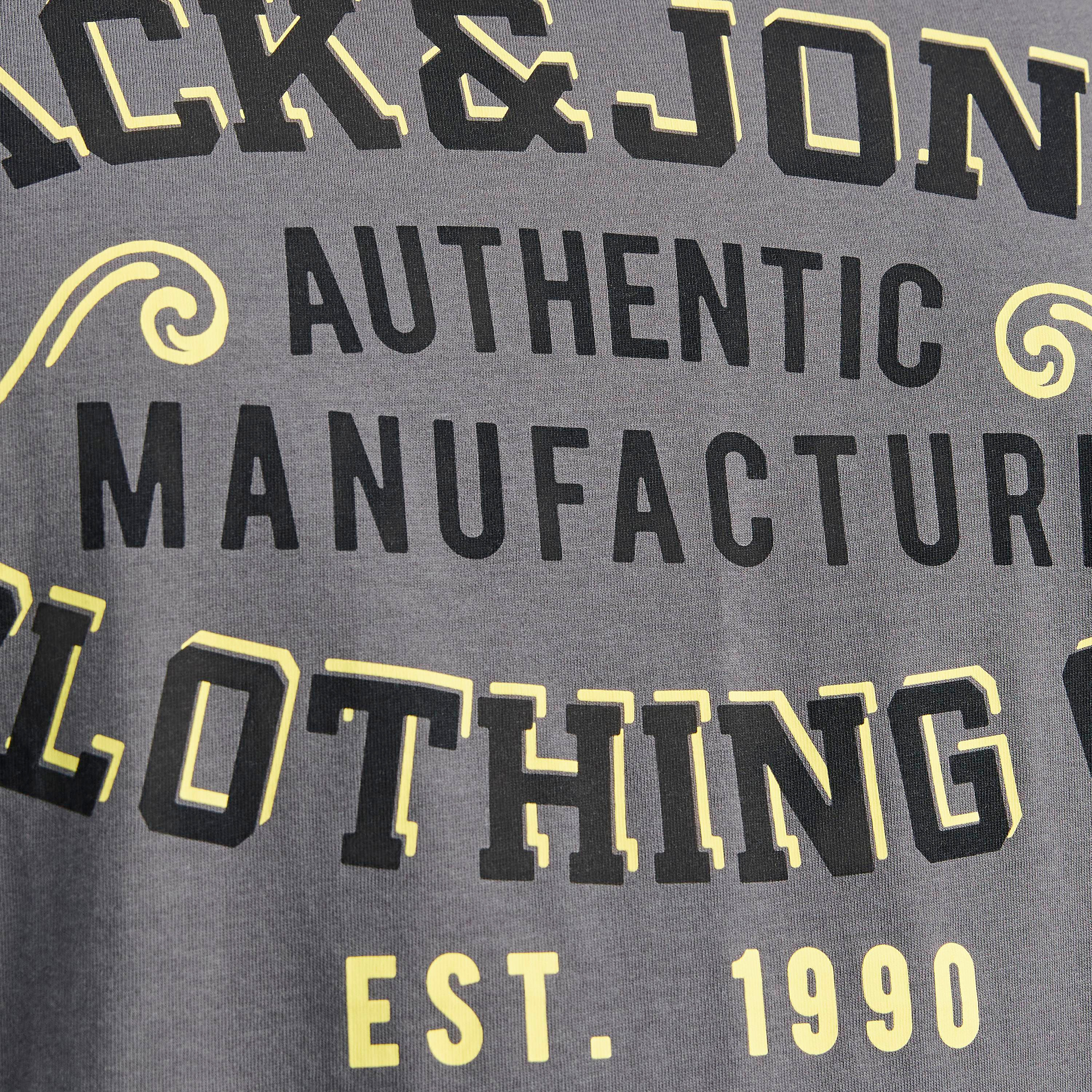 تي شيرت رجالي بأكمام قصيرة ورقبة دائرية وشعار مقاس كبير من جاك اند جونز-men-clothing-tshirtsandpolos-tshirts-image-5