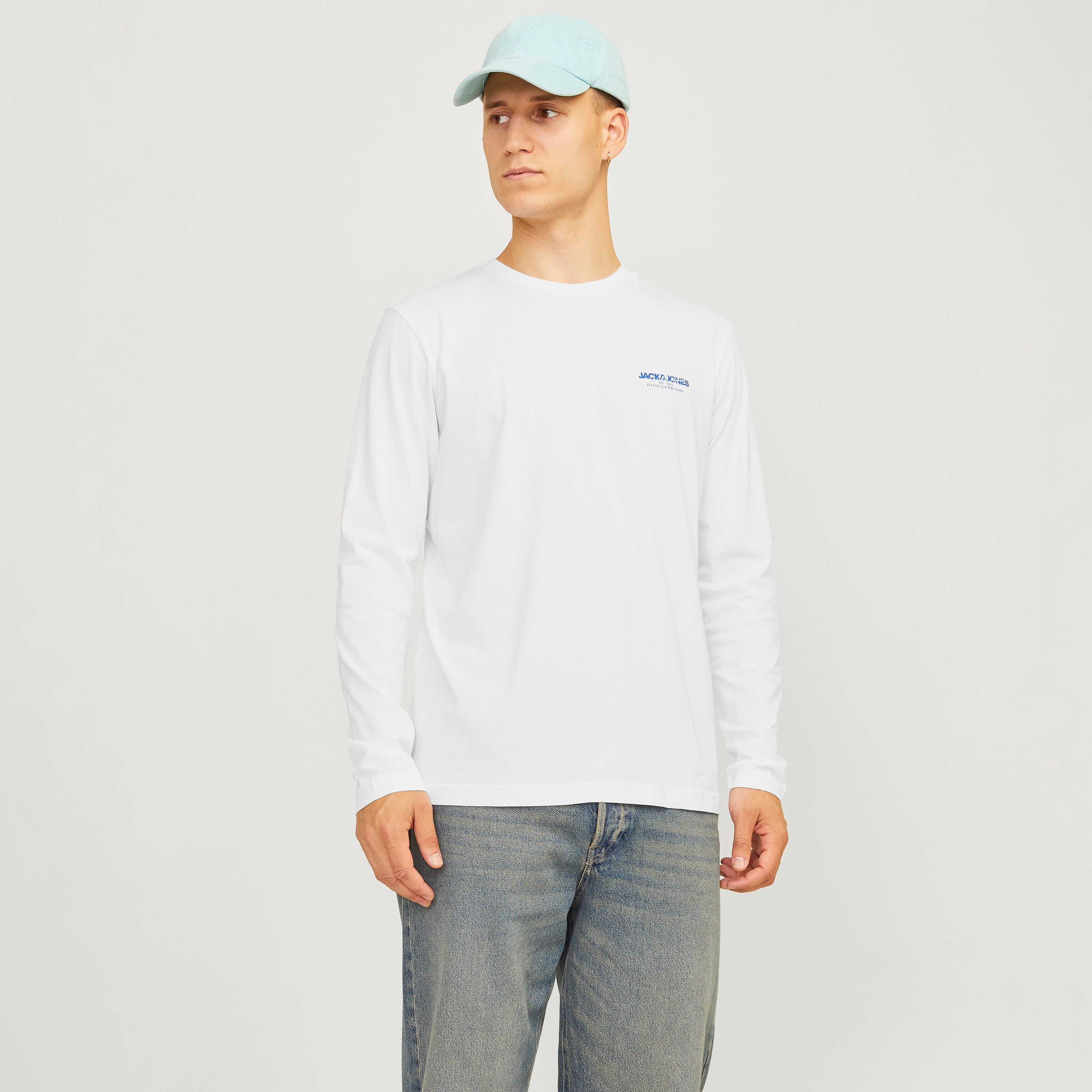 تي شيرت من جاك آند جونز مع شعار بأكمام طويلة و ياقة مستديرة-men-clothing-tshirtsandpolos-tshirts-image-6