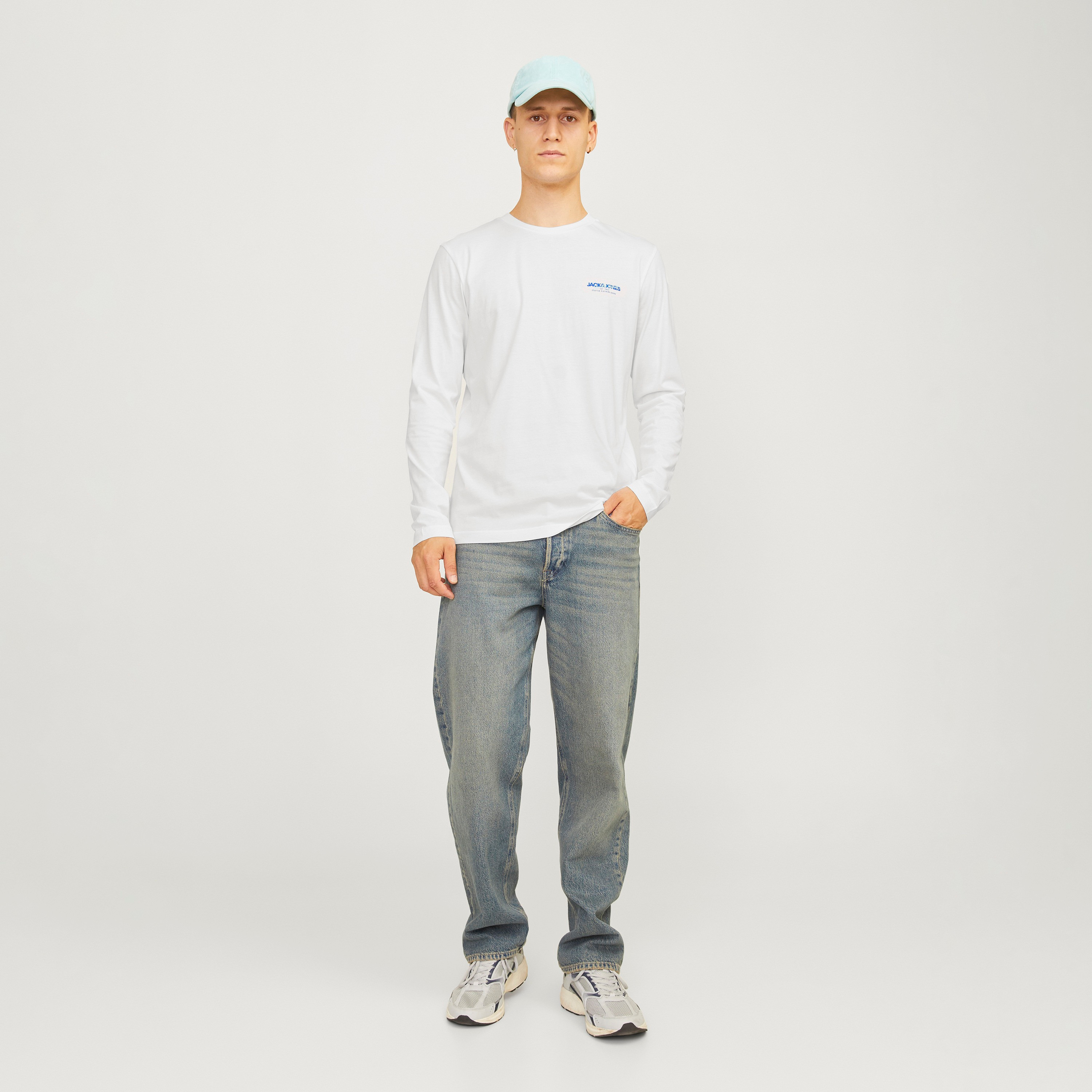 تي شيرت من جاك آند جونز مع شعار بأكمام طويلة و ياقة مستديرة-men-clothing-tshirtsandpolos-tshirts-image-7