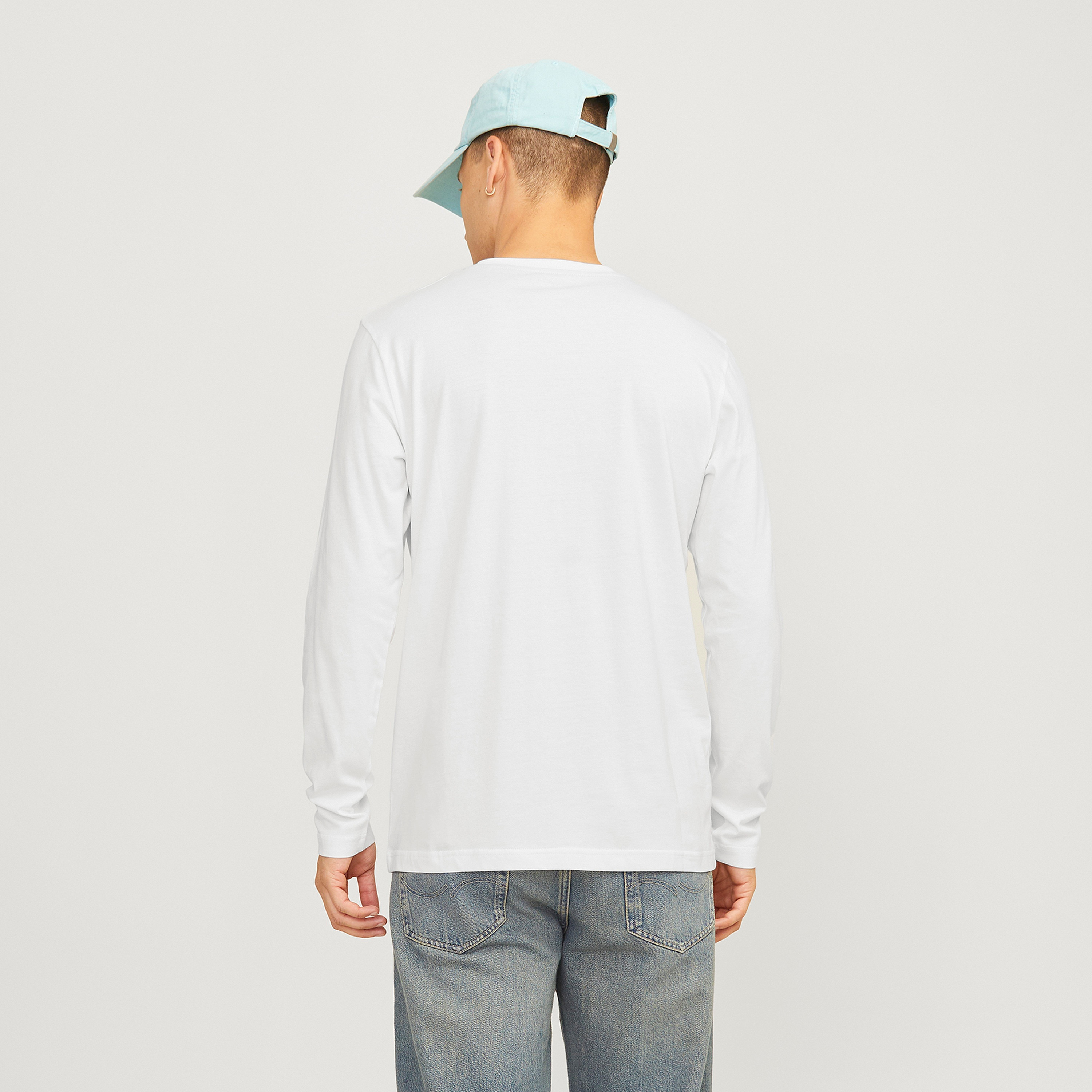 تي شيرت من جاك آند جونز مع شعار بأكمام طويلة و ياقة مستديرة-men-clothing-tshirtsandpolos-tshirts-image-9