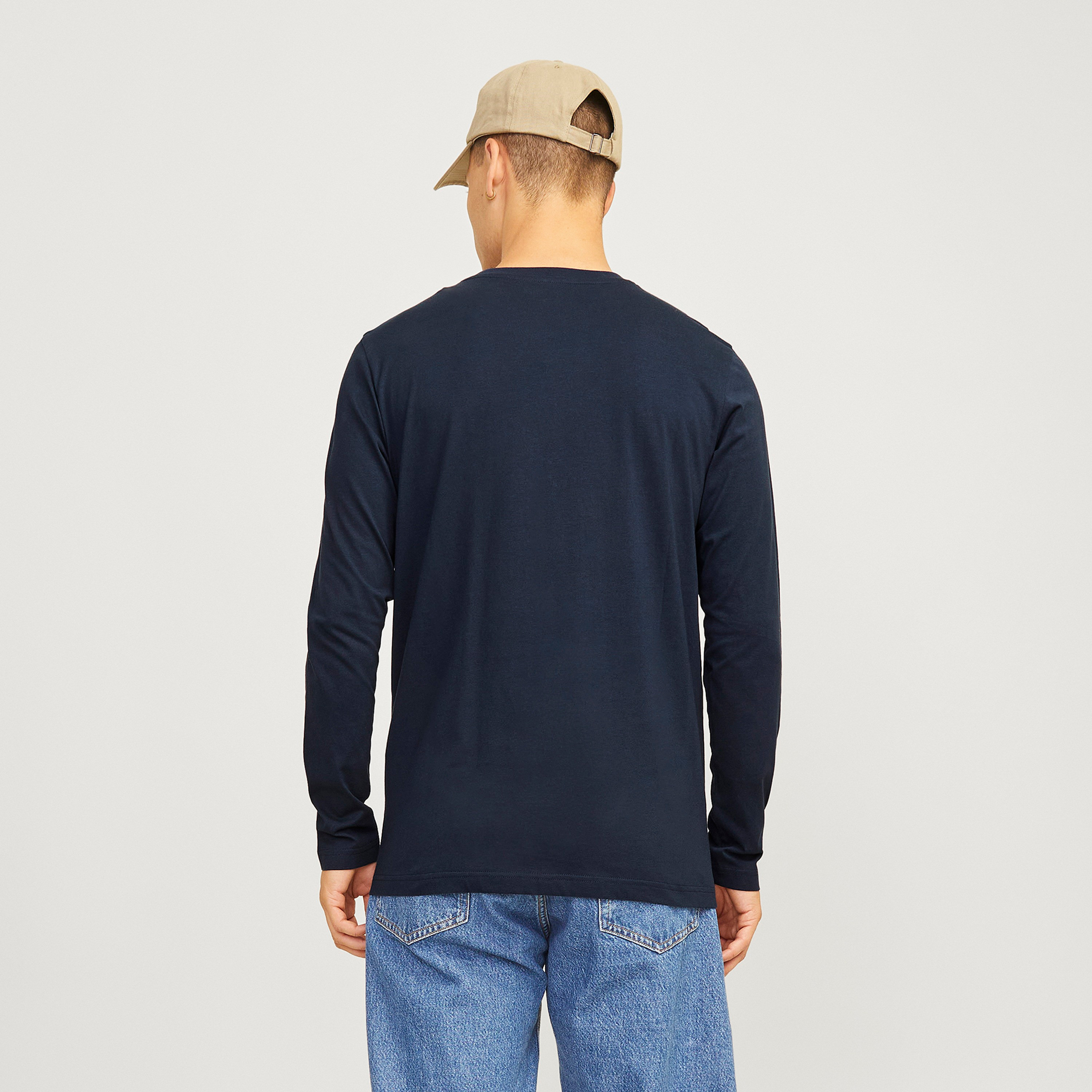 تي شيرت من جاك آند جونز مع شعار بأكمام طويلة و ياقة مستديرة-men-clothing-tshirtsandpolos-tshirts-image-4