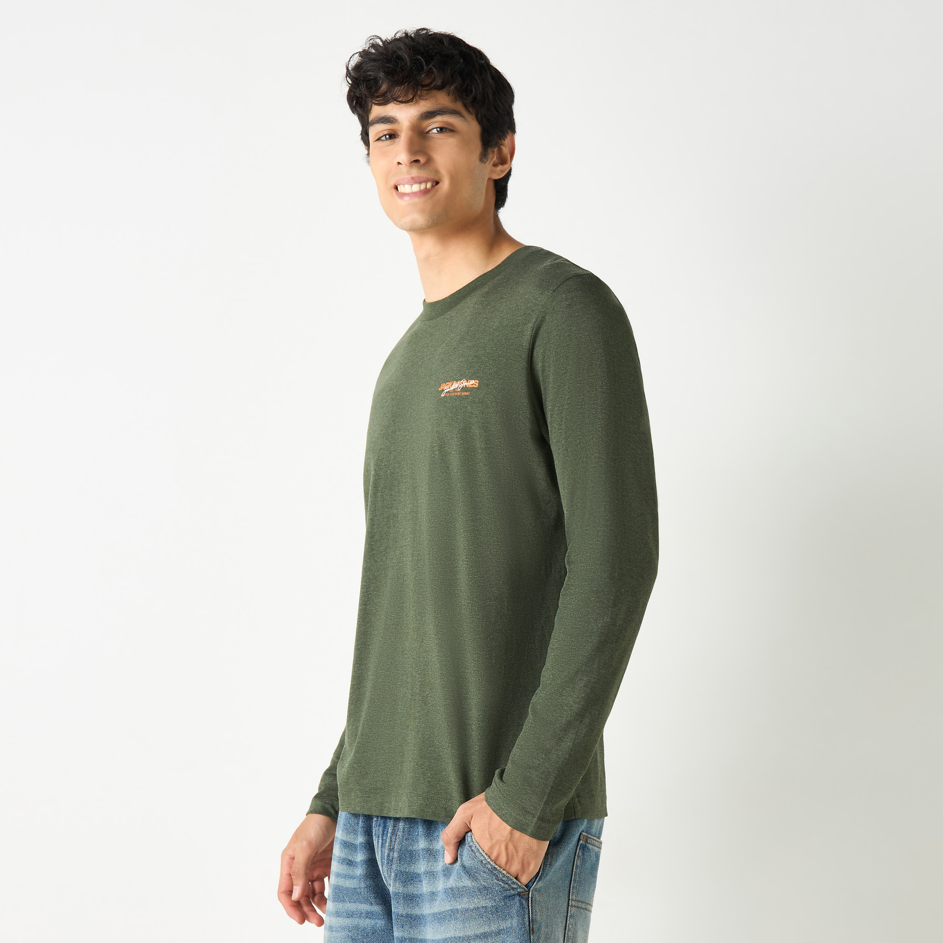 تي شيرت من جاك آند جونز مع شعار بأكمام طويلة و ياقة مستديرة-men-clothing-tshirtsandpolos-tshirts-image-5