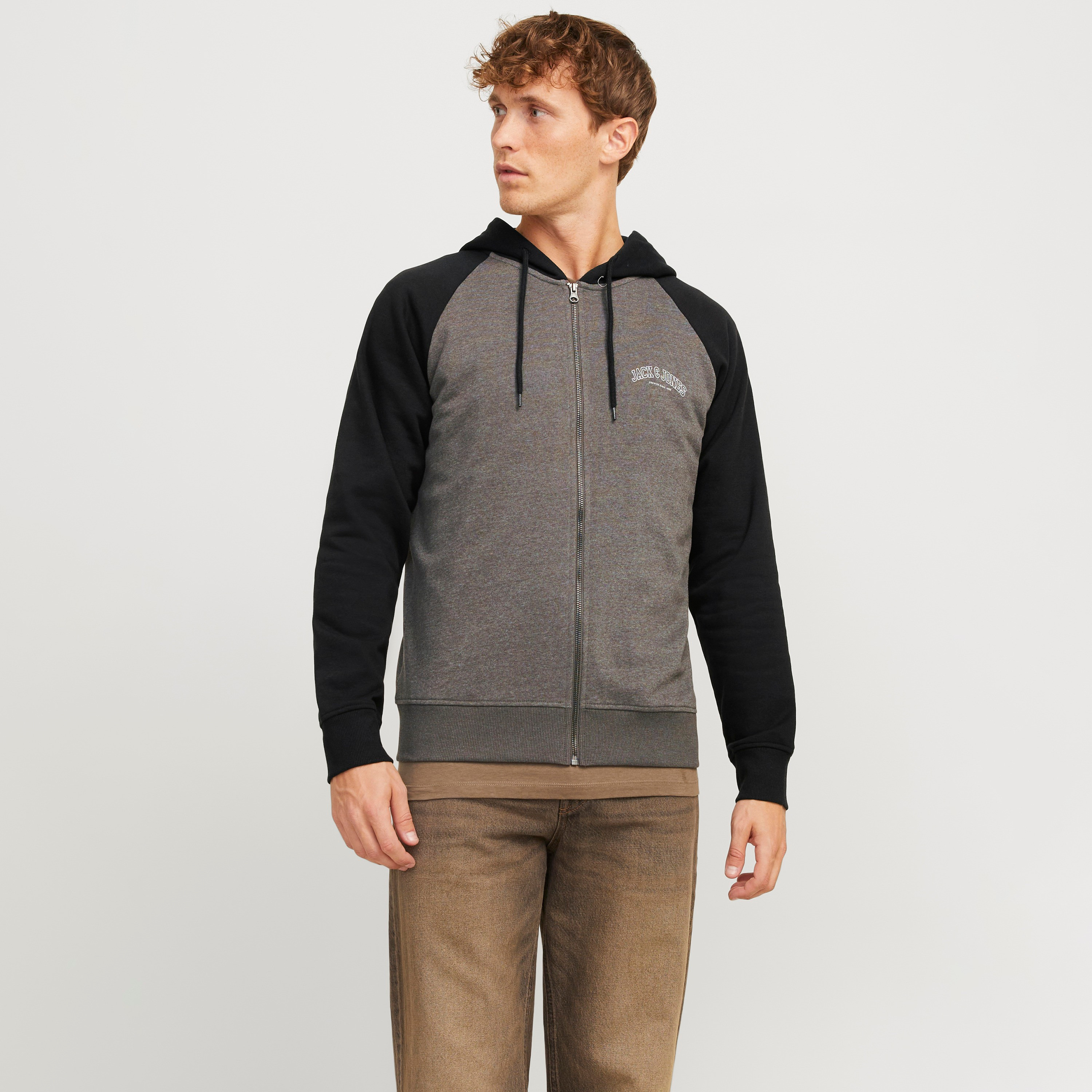 سويت شيرت رجالي بأكمام طويلة وغطاء رأس ملون من جاك أند جونز-men-clothing-hoodiesandsweatshirts-image-6
