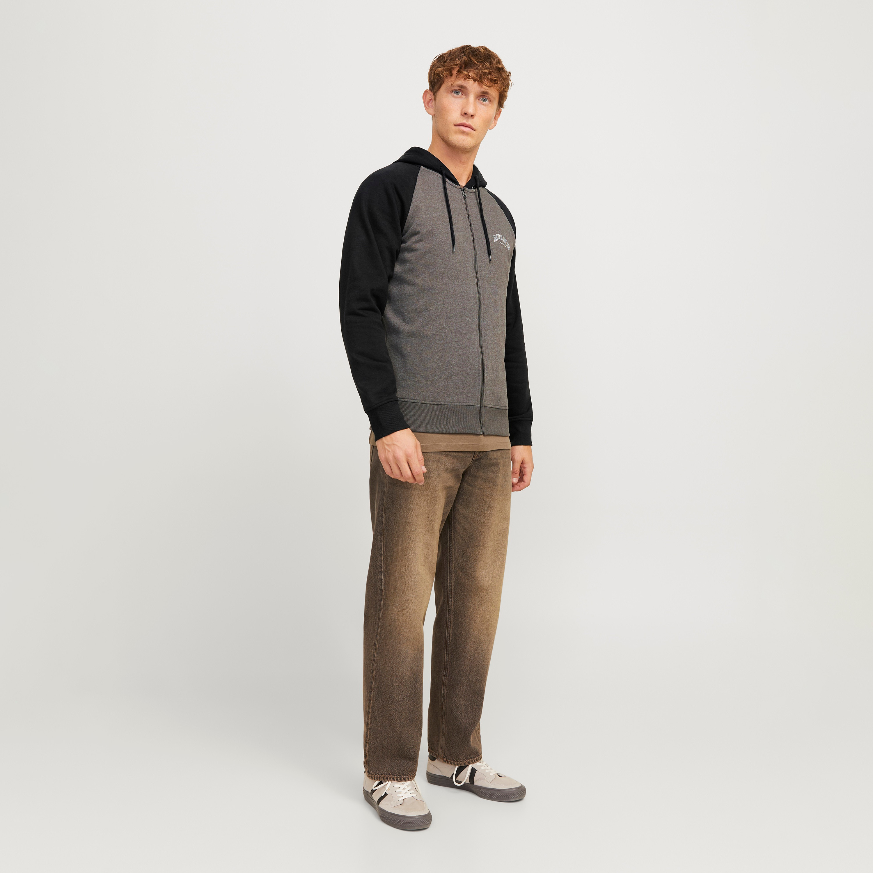 سويت شيرت رجالي بأكمام طويلة وغطاء رأس ملون من جاك أند جونز-men-clothing-hoodiesandsweatshirts-image-7