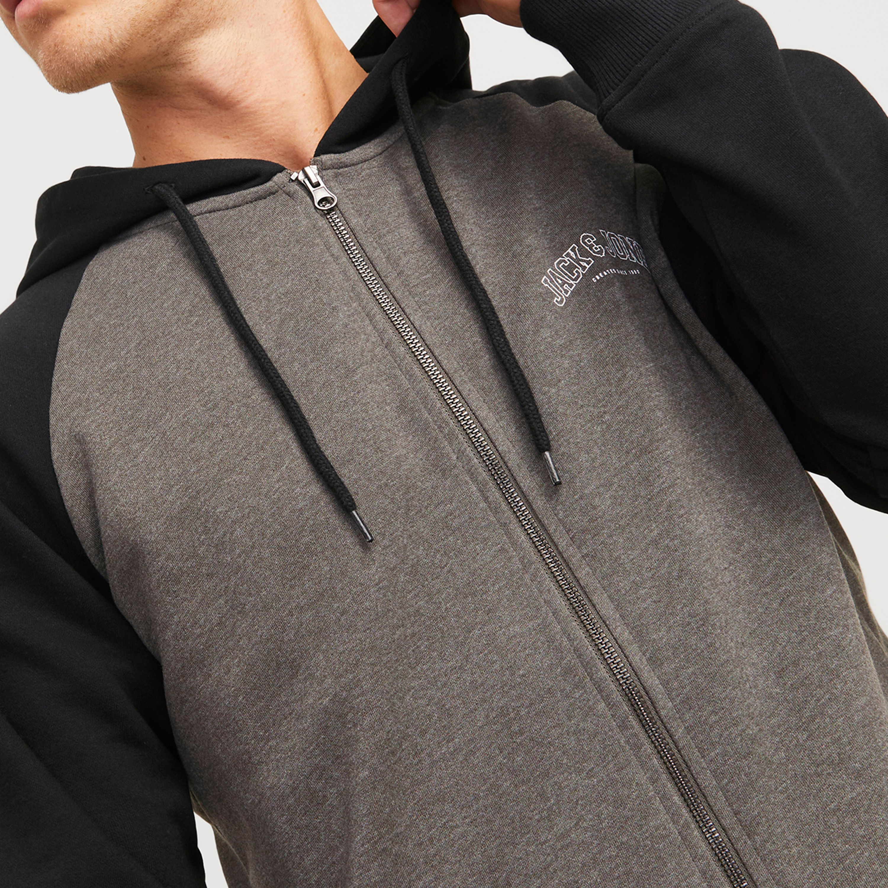 سويت شيرت رجالي بأكمام طويلة وغطاء رأس ملون من جاك أند جونز-men-clothing-hoodiesandsweatshirts-image-3