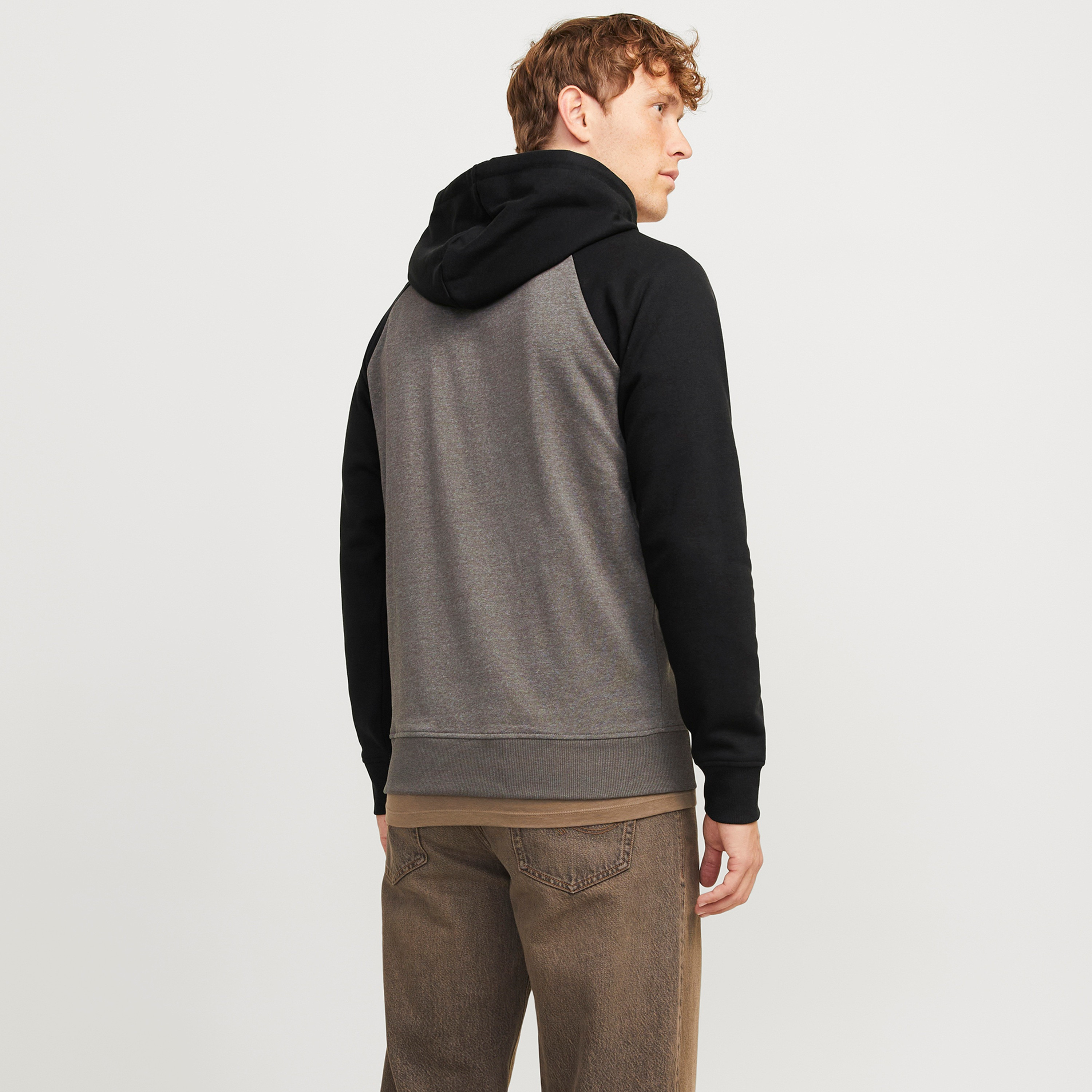 سويت شيرت رجالي بأكمام طويلة وغطاء رأس ملون من جاك أند جونز-men-clothing-hoodiesandsweatshirts-image-4