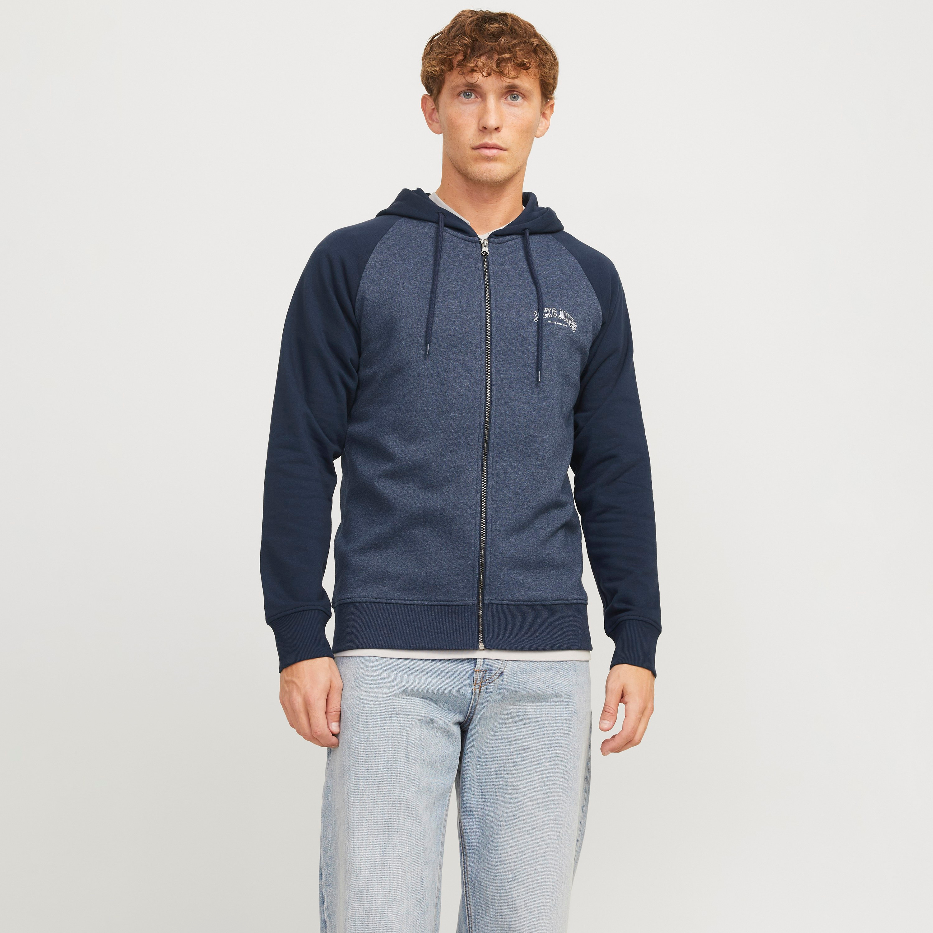 سويت شيرت رجالي بأكمام طويلة وغطاء رأس ملون من جاك أند جونز-men-clothing-hoodiesandsweatshirts-image-1