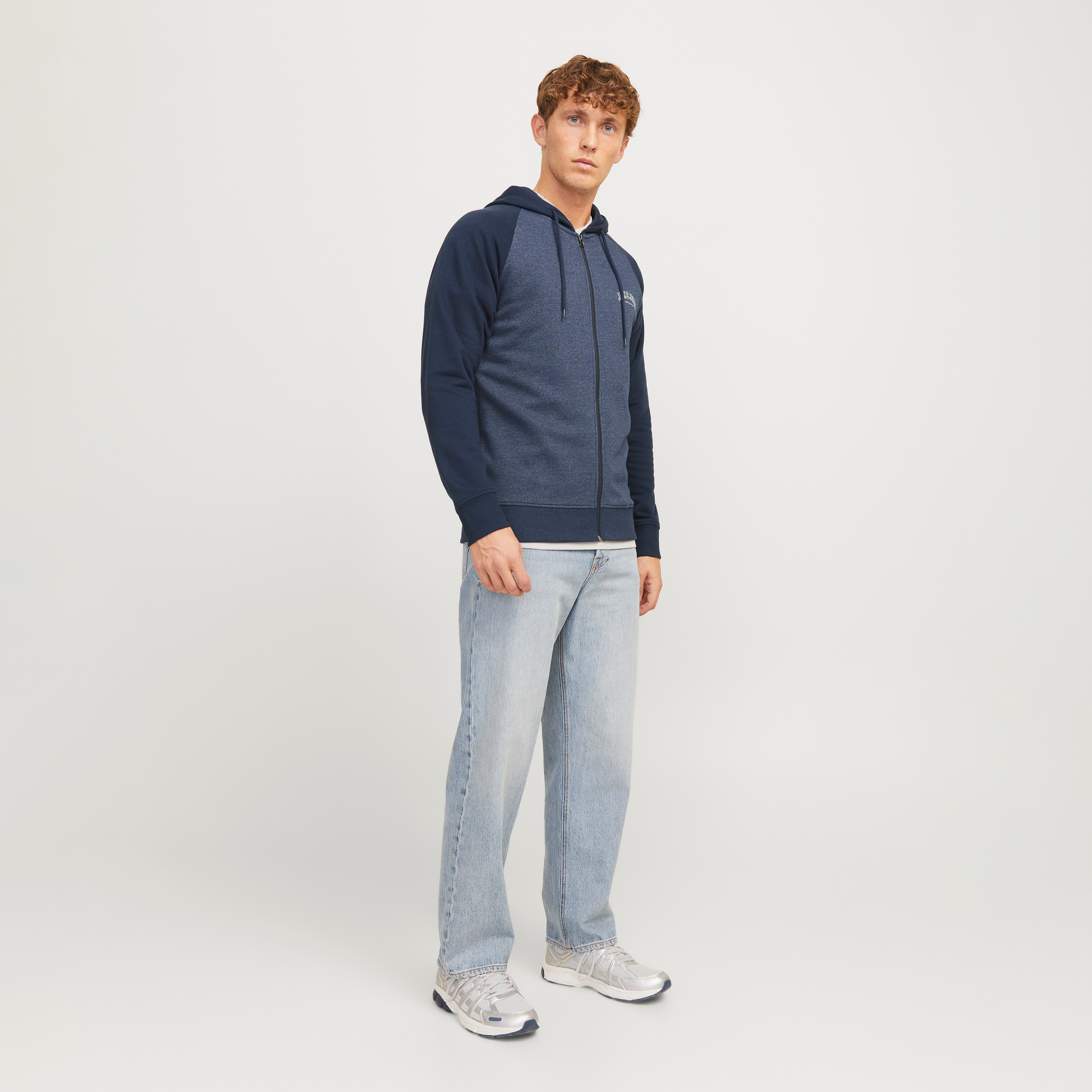 سويت شيرت رجالي بأكمام طويلة وغطاء رأس ملون من جاك أند جونز-men-clothing-hoodiesandsweatshirts-image-2