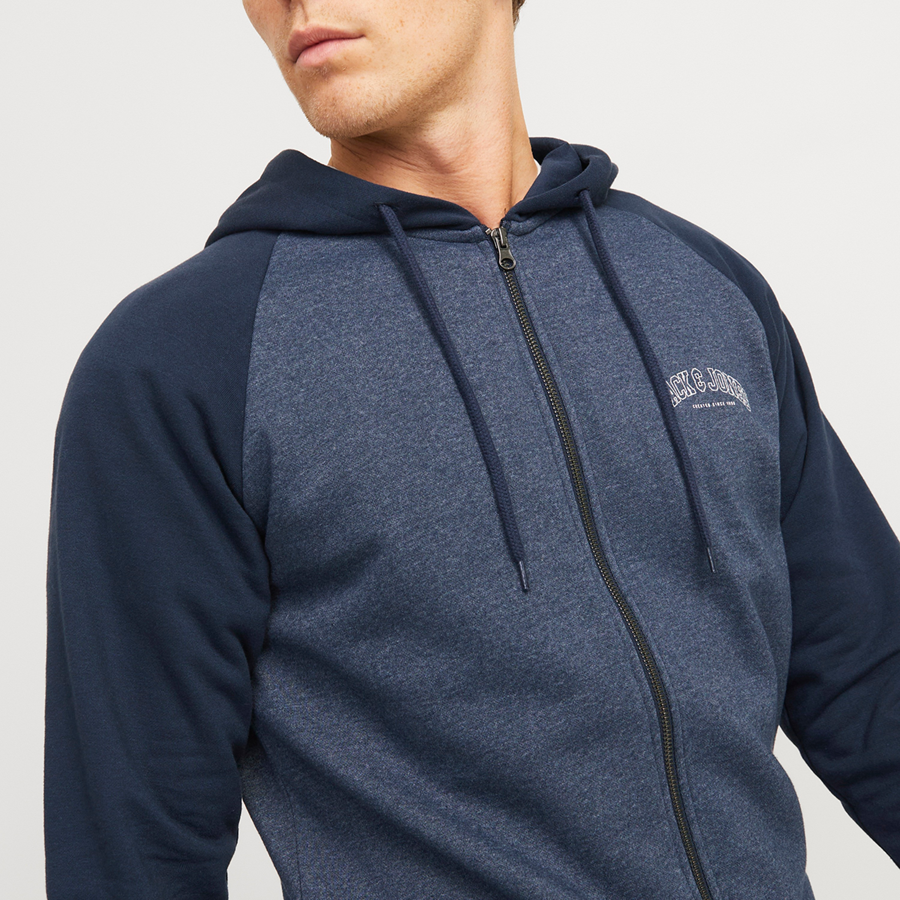 سويت شيرت رجالي بأكمام طويلة وغطاء رأس ملون من جاك أند جونز-men-clothing-hoodiesandsweatshirts-image-3