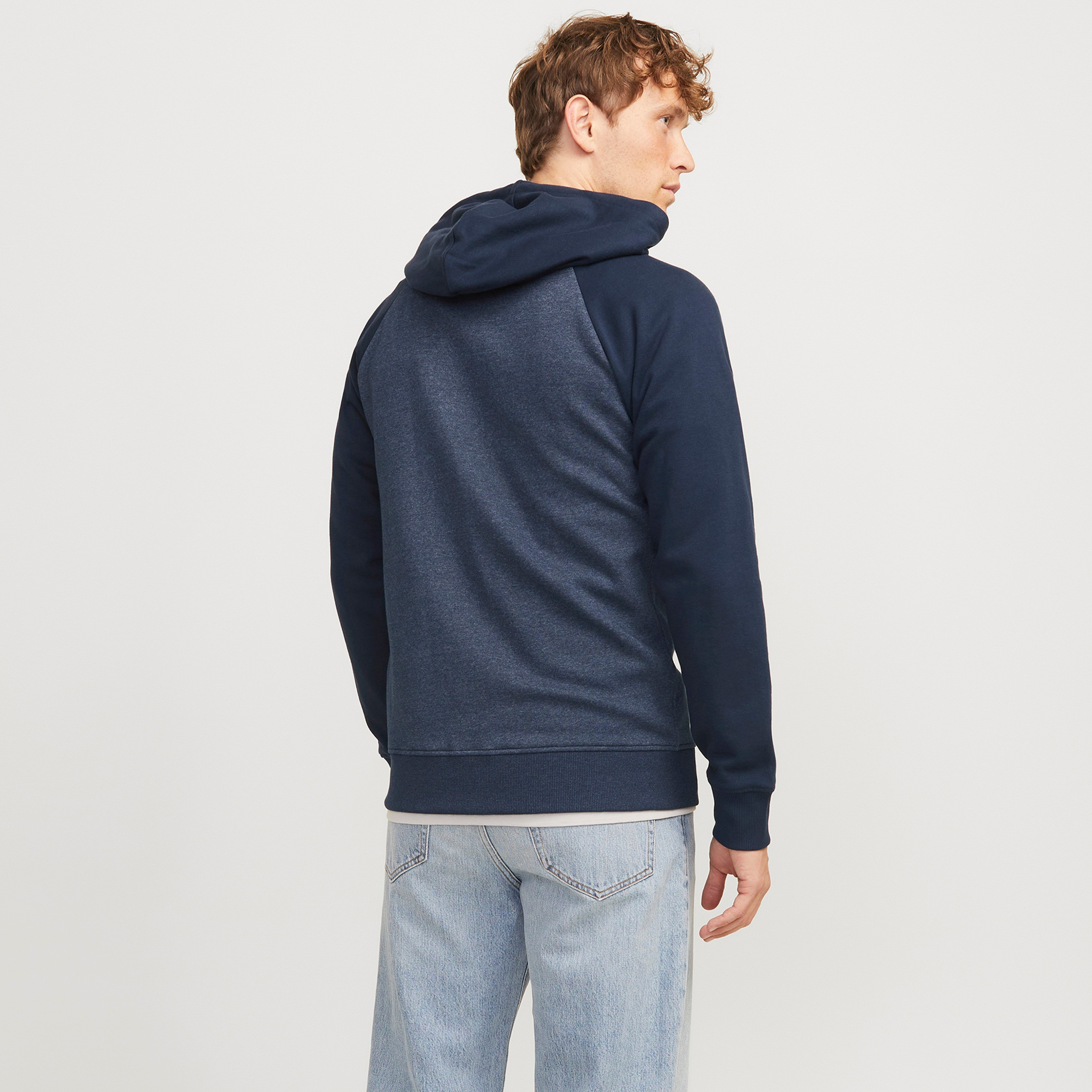 سويت شيرت رجالي بأكمام طويلة وغطاء رأس ملون من جاك أند جونز-men-clothing-hoodiesandsweatshirts-image-4