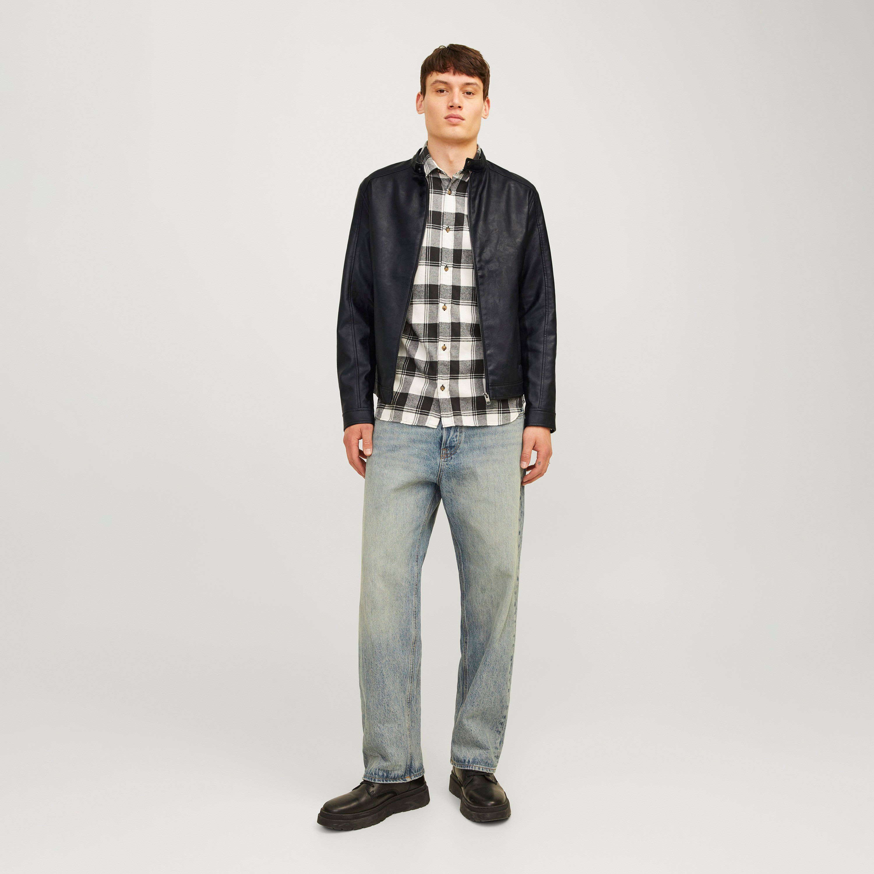 جاكيت راكبي الدراجات النارية سادة للرجال بأكمام طويلة وياقة شريطية من جاك اند جونز-men-clothing-jacketsandblazers-jackets-image-2