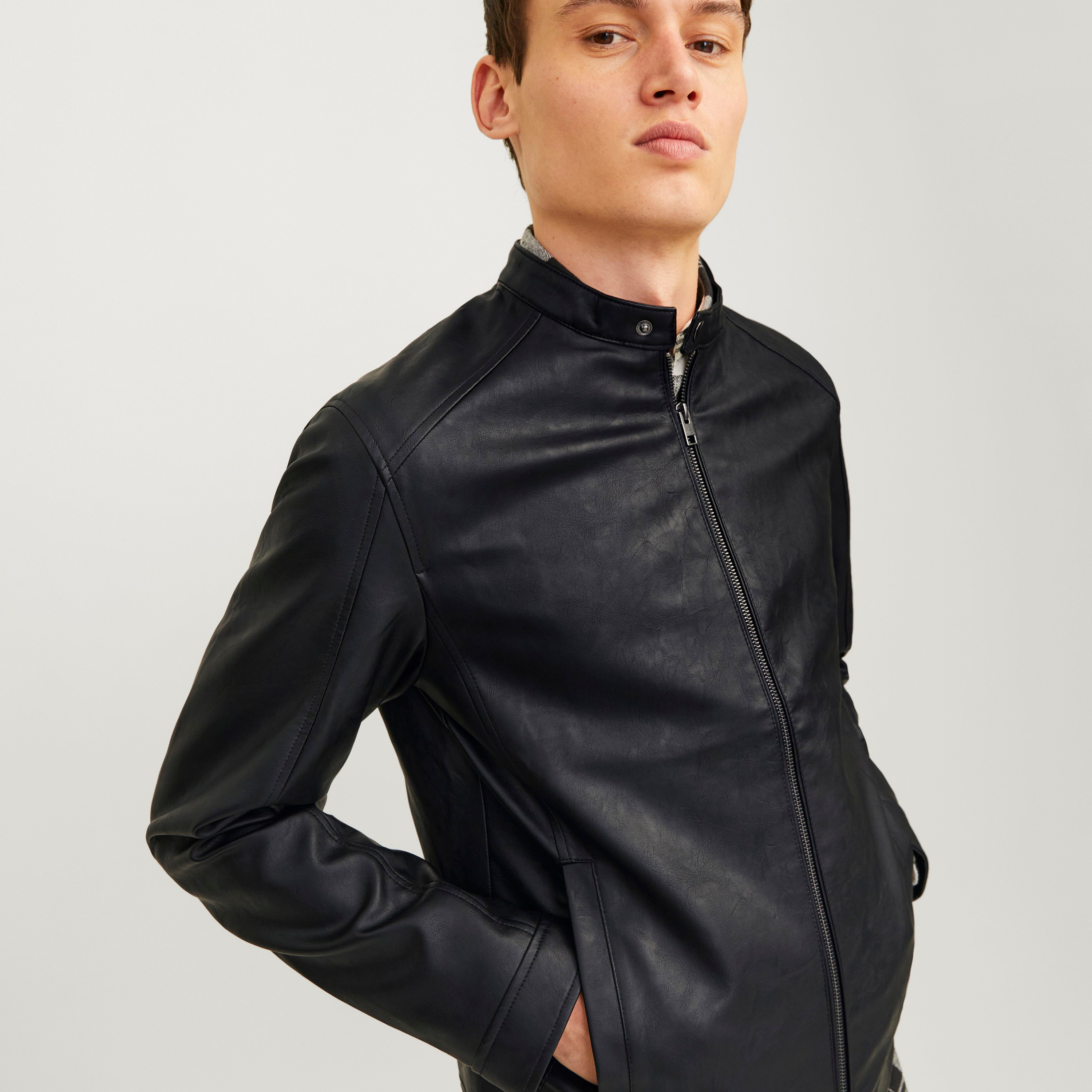 جاكيت راكبي الدراجات النارية سادة للرجال بأكمام طويلة وياقة شريطية من جاك اند جونز-men-clothing-jacketsandblazers-jackets-image-3