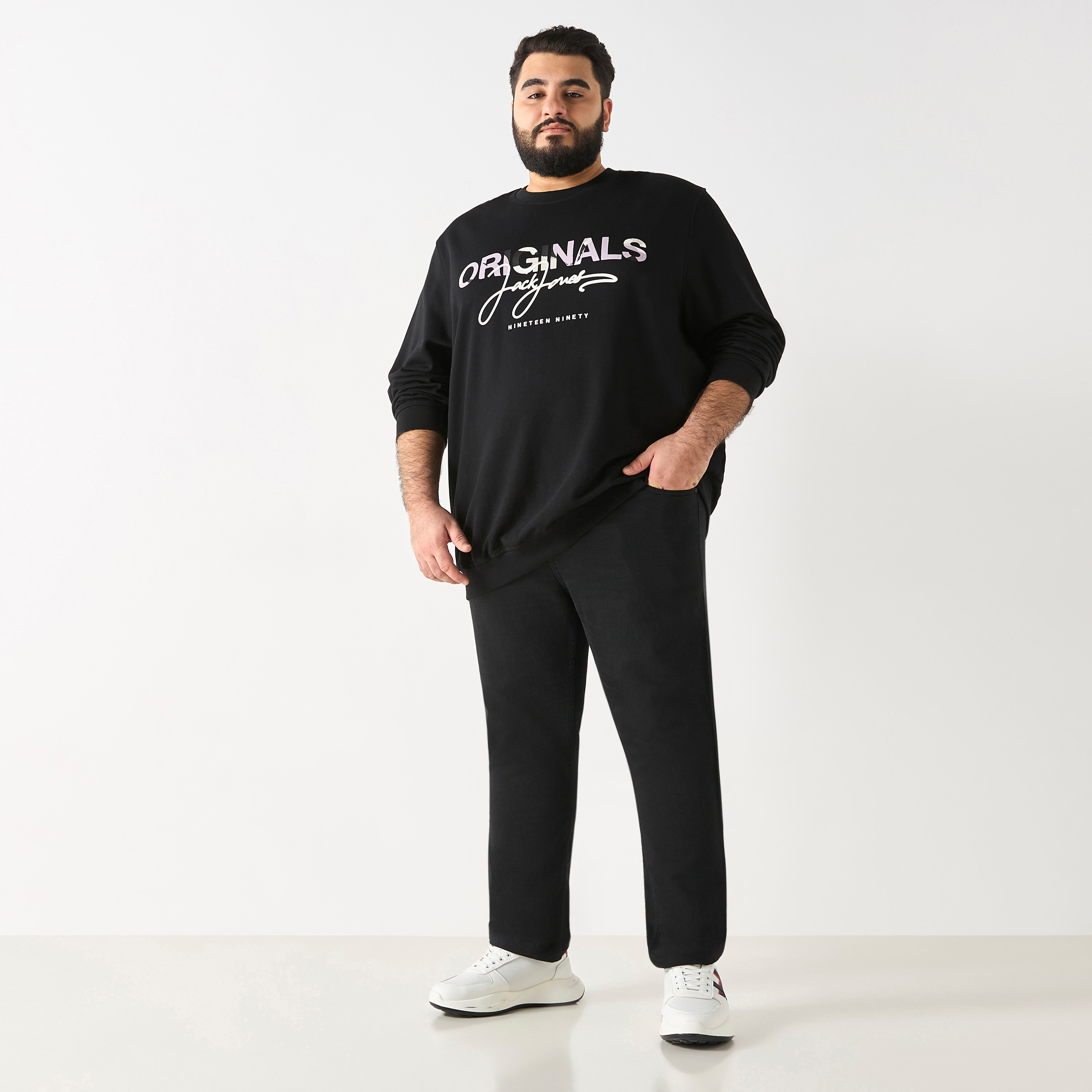 سويت شيرت ذو مقاس كبير من جاك آند جونز مع شعار بأكمام طويلة وياقة مستديرة-men-winterwear-hoodiesandsweatshirts-image-2
