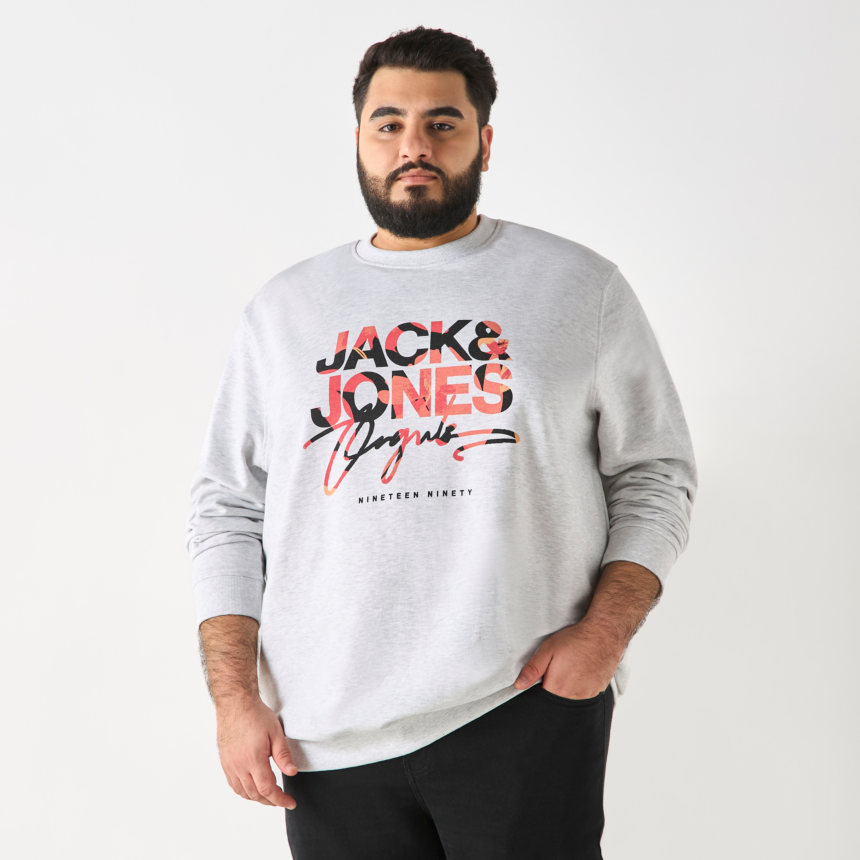 سويت شيرت ذو مقاس كبير من جاك آند جونز مع شعار بأكمام طويلة وياقة مستديرة-men-winterwear-hoodiesandsweatshirts-image-5