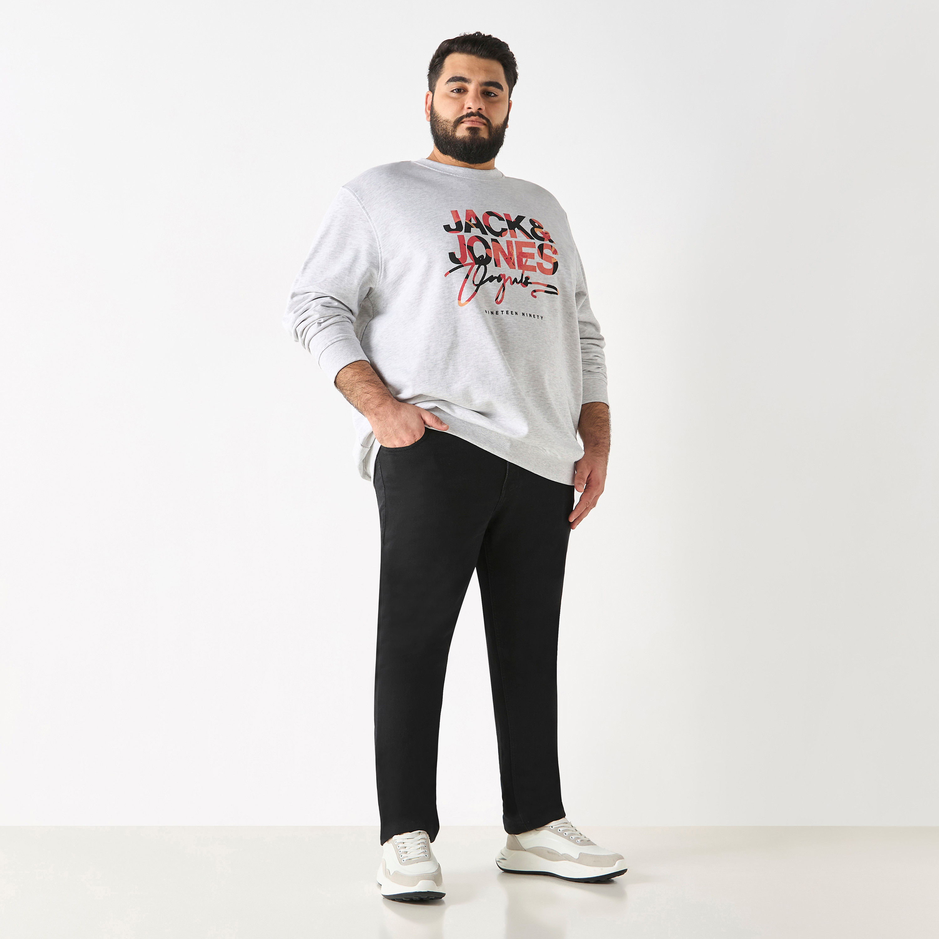 سويت شيرت ذو مقاس كبير من جاك آند جونز مع شعار بأكمام طويلة وياقة مستديرة-men-winterwear-hoodiesandsweatshirts-image-6
