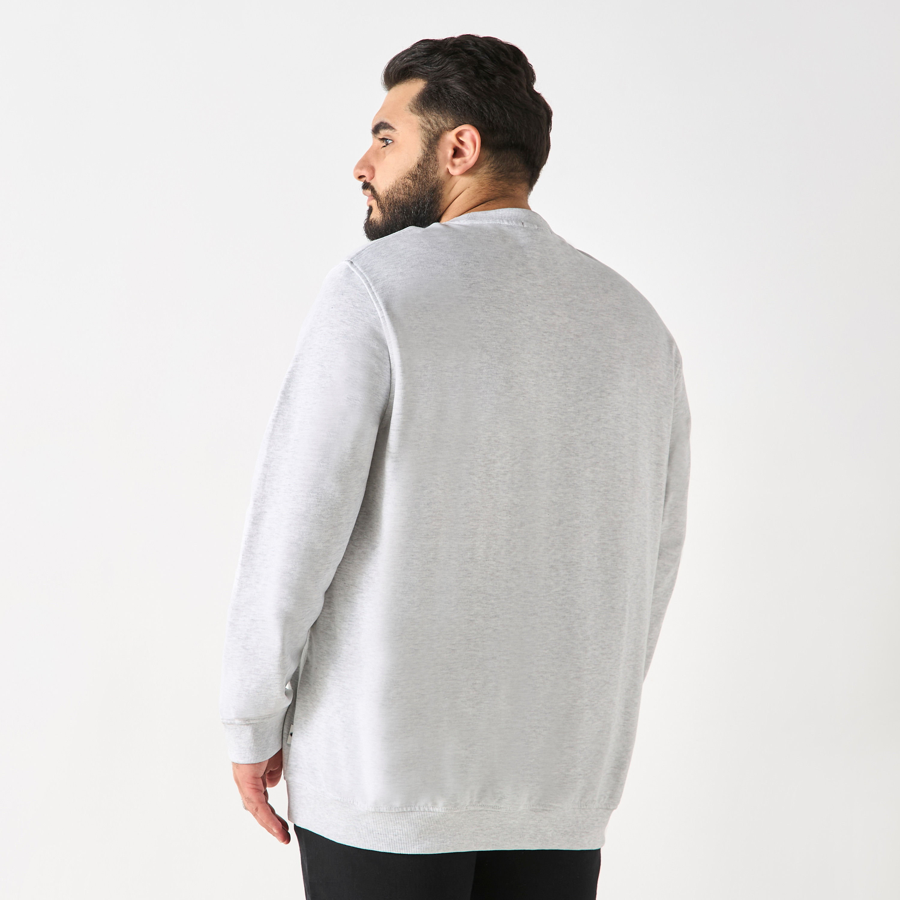 سويت شيرت ذو مقاس كبير من جاك آند جونز مع شعار بأكمام طويلة وياقة مستديرة-men-winterwear-hoodiesandsweatshirts-image-7