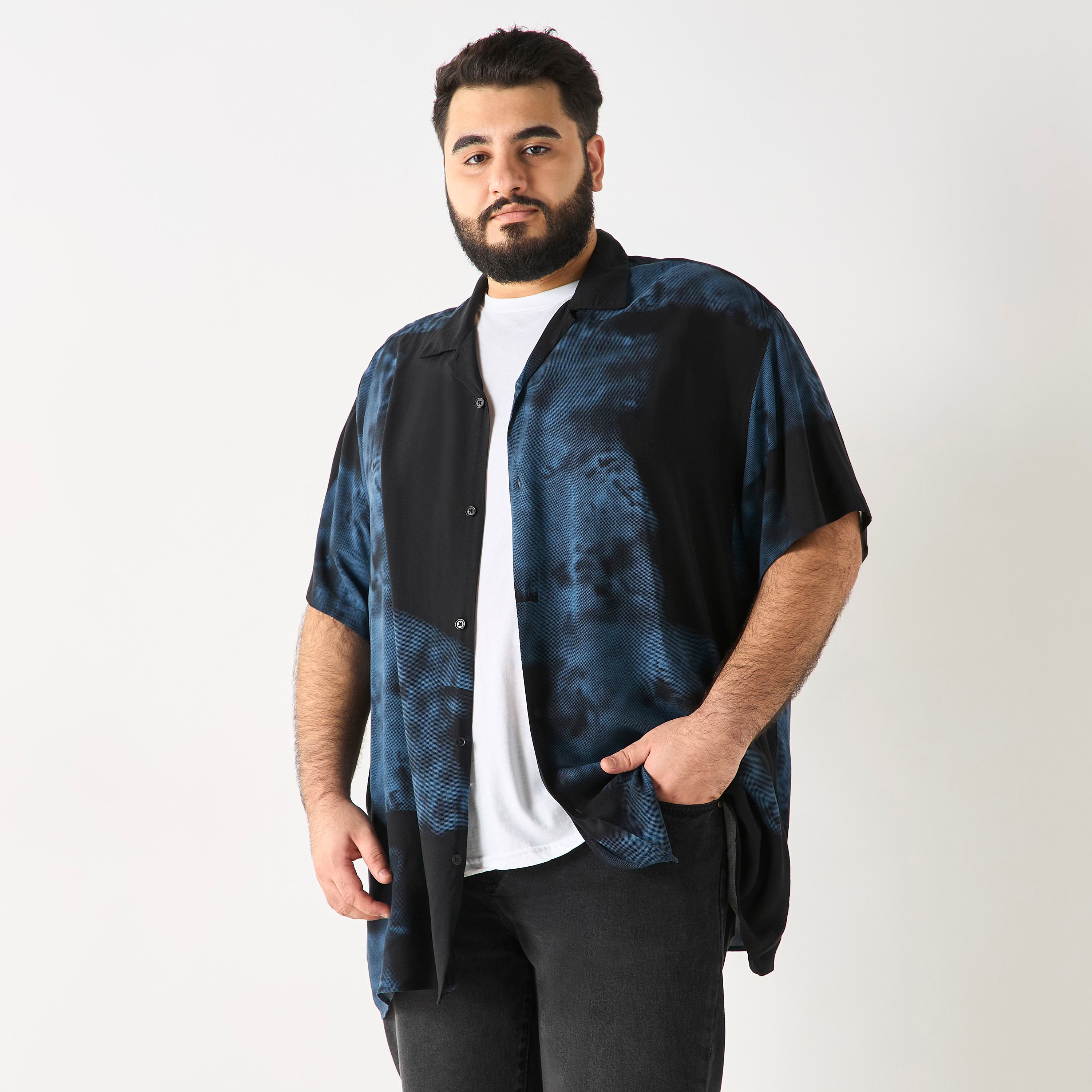 قميص من جاك آند جونز بياقة كوبية وأكمام قصيرة مع تاي آند داي بحجم كبير-men-clothing-shirts-image-1