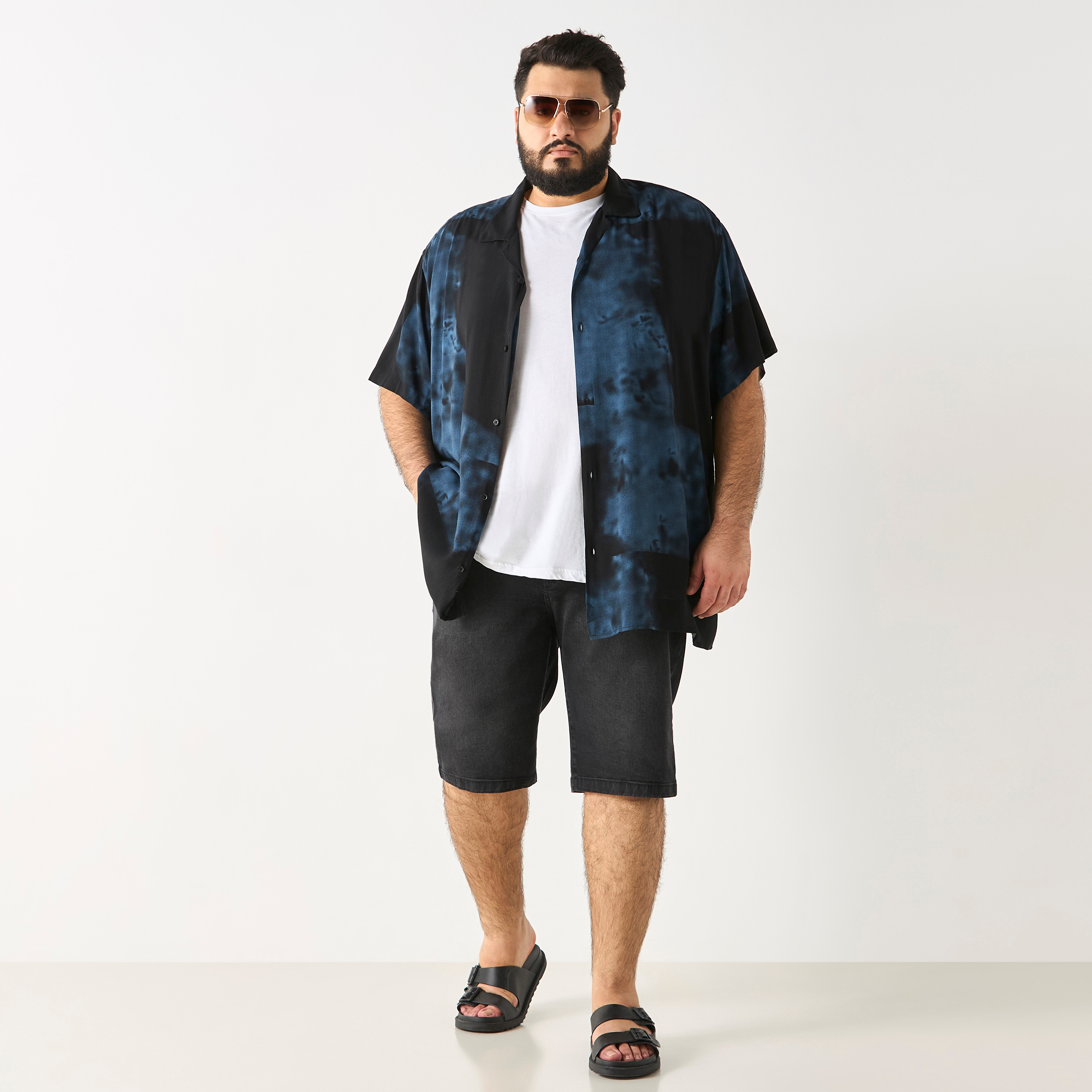 قميص من جاك آند جونز بياقة كوبية وأكمام قصيرة مع تاي آند داي بحجم كبير-men-clothing-shirts-image-2