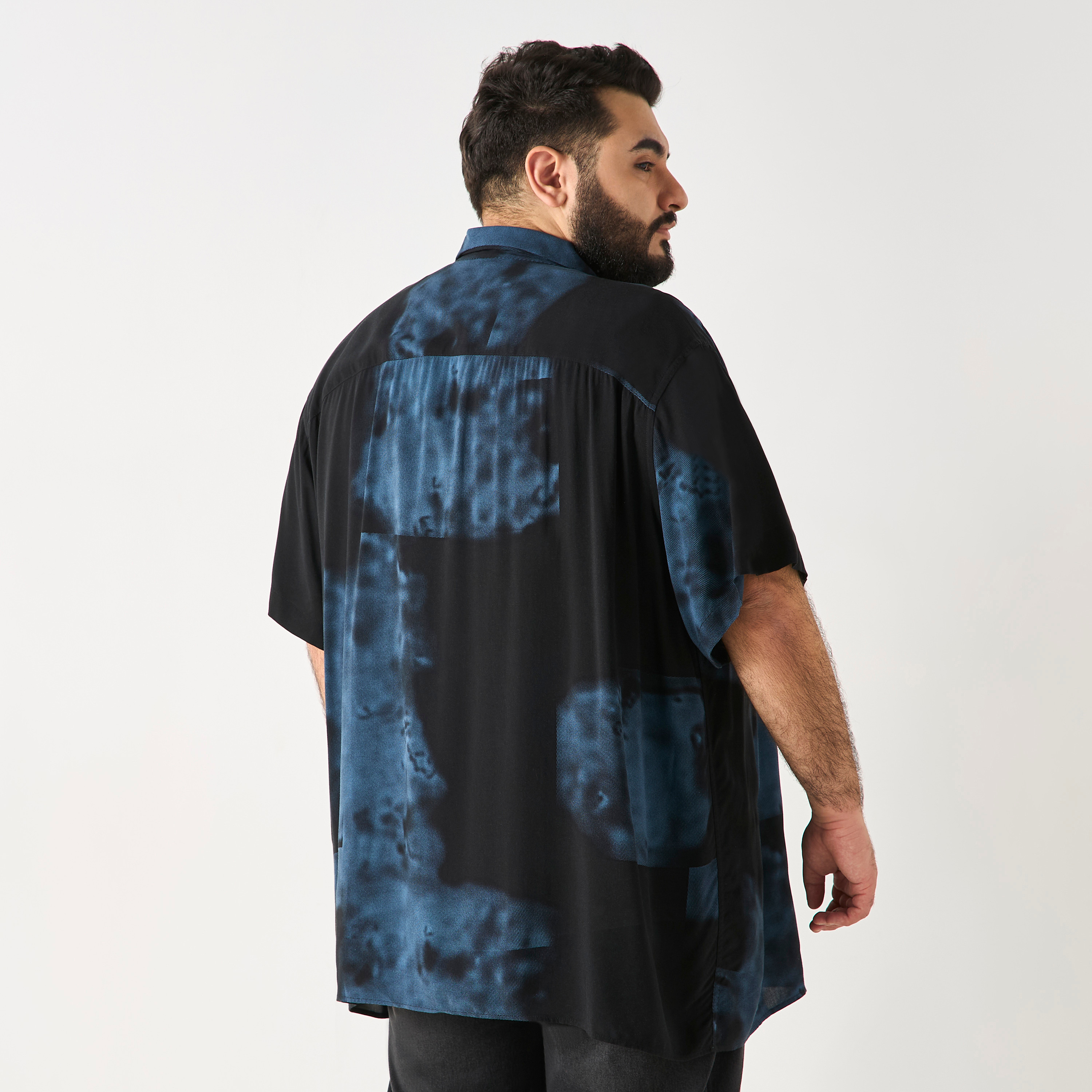 قميص من جاك آند جونز بياقة كوبية وأكمام قصيرة مع تاي آند داي بحجم كبير-men-clothing-shirts-image-3