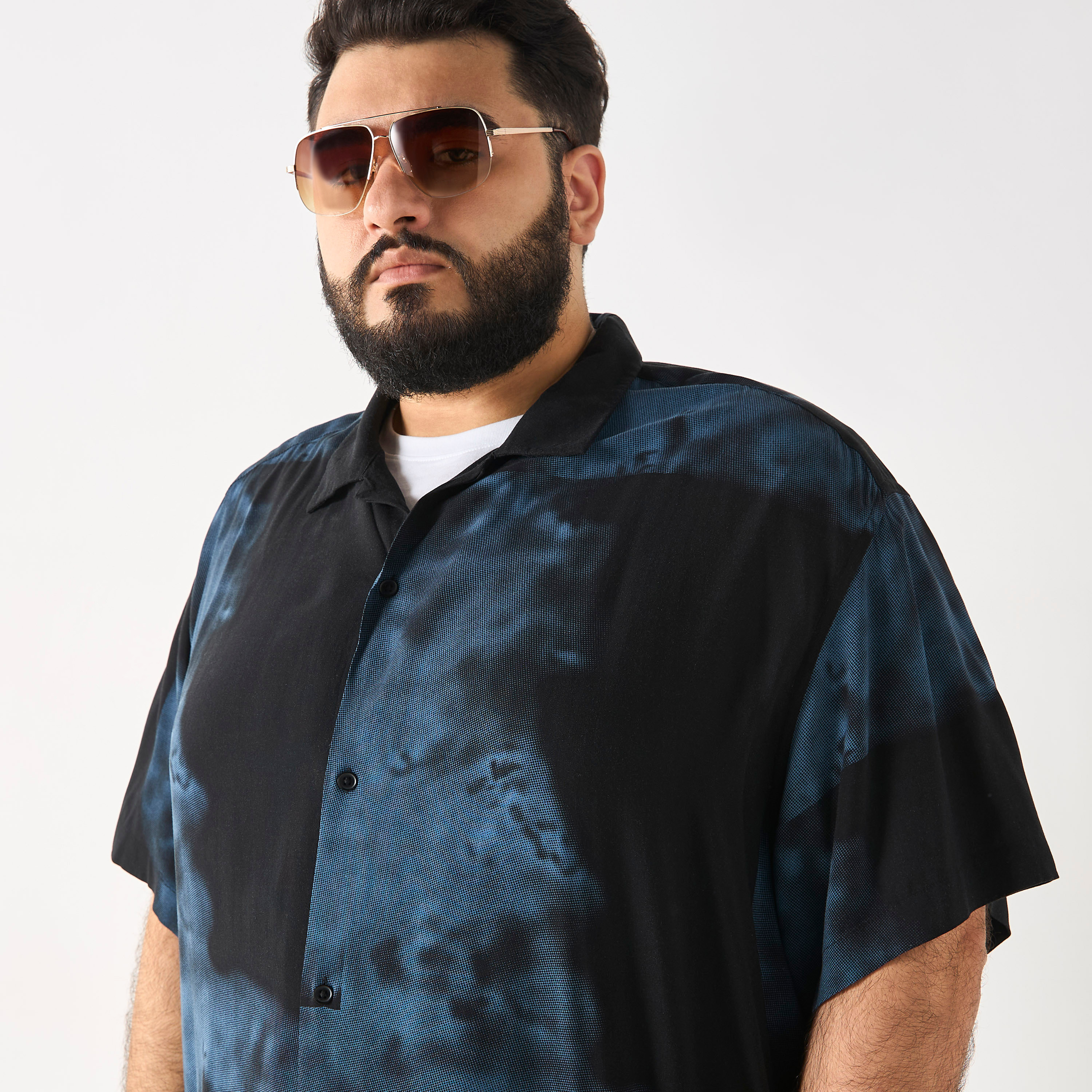 قميص من جاك آند جونز بياقة كوبية وأكمام قصيرة مع تاي آند داي بحجم كبير-men-clothing-shirts-image-4