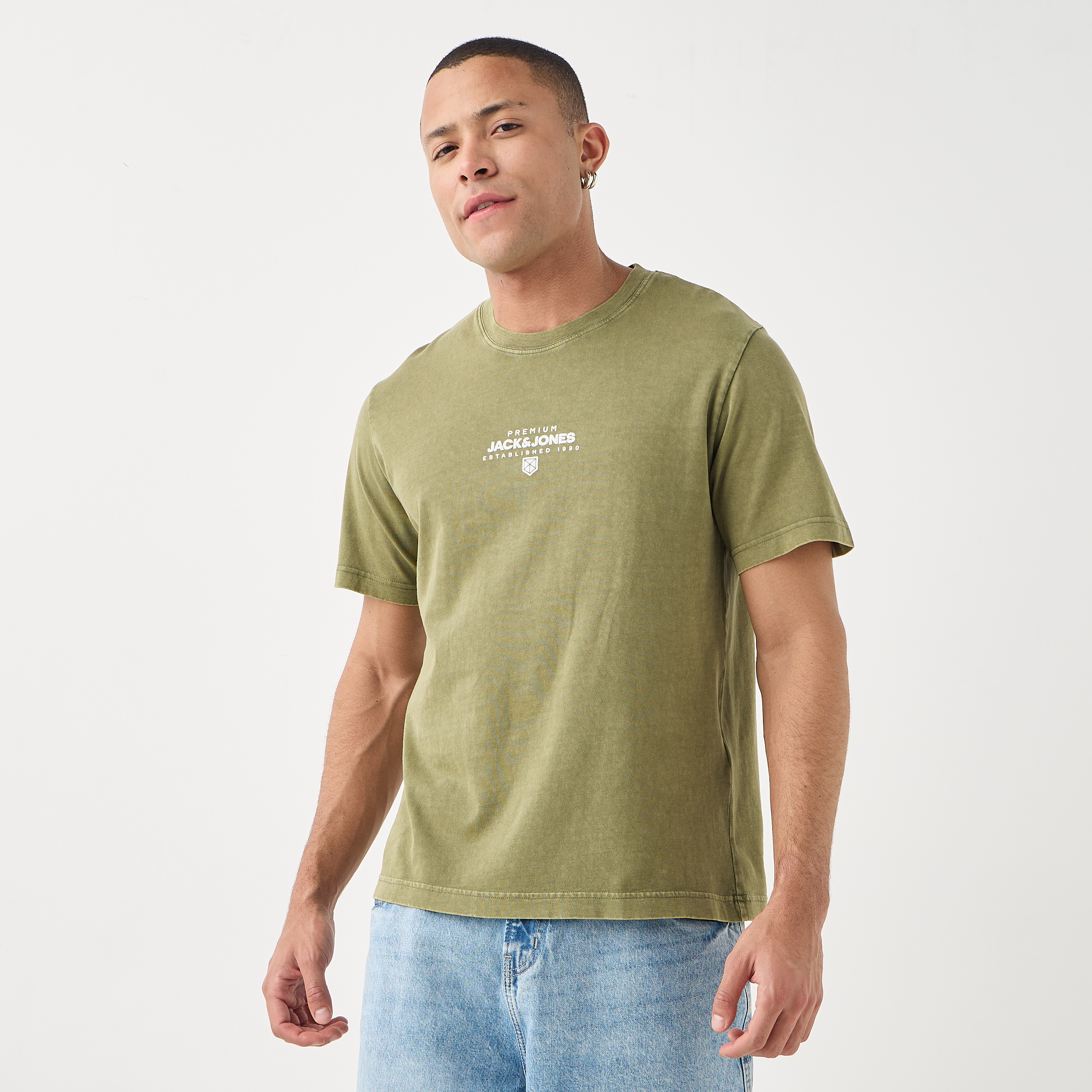 تي شيرت رجالي بأكمام قصيرة ورقبة دائرية وشعار من جاك اند جونز-men-clothing-tshirtsandpolos-tshirts-image-1