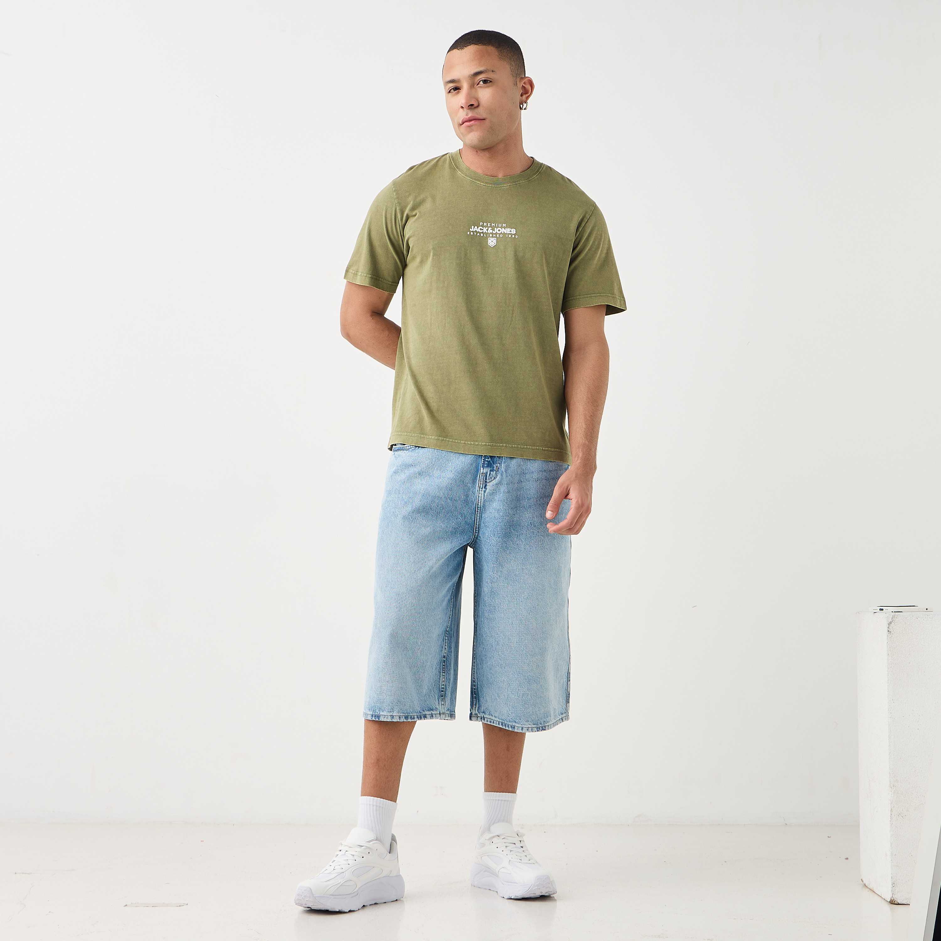 تي شيرت رجالي بأكمام قصيرة ورقبة دائرية وشعار من جاك اند جونز-men-clothing-tshirtsandpolos-tshirts-image-2