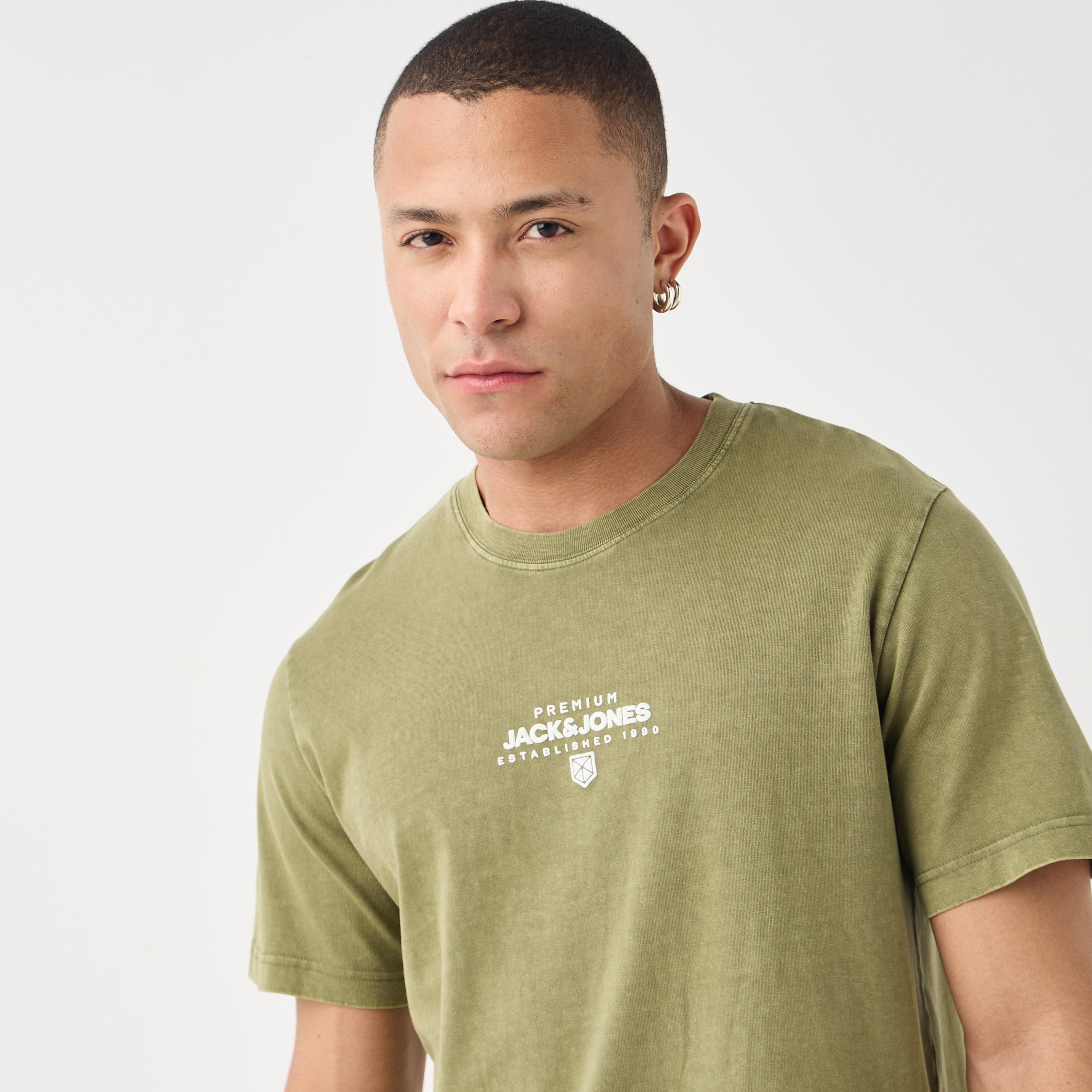 تي شيرت رجالي بأكمام قصيرة ورقبة دائرية وشعار من جاك اند جونز-men-clothing-tshirtsandpolos-tshirts-image-4