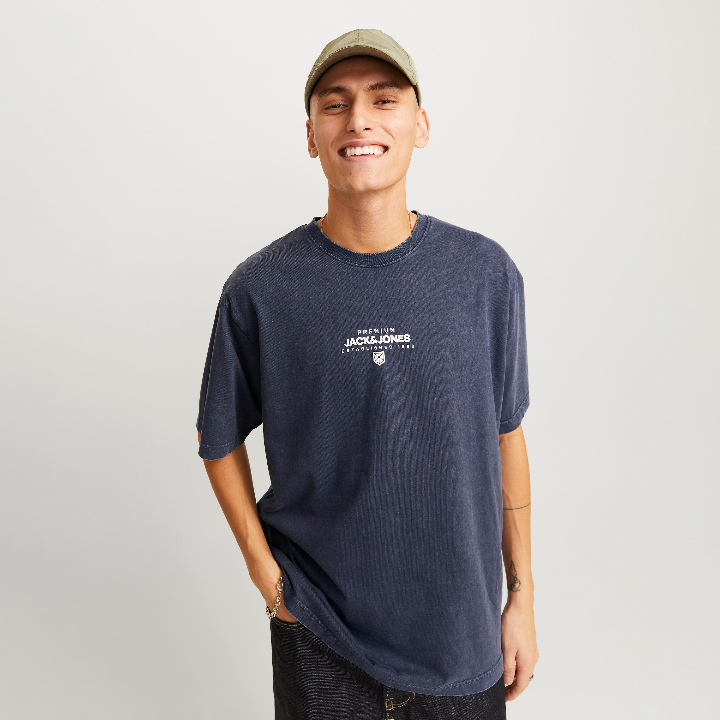 تي شيرت رجالي بأكمام قصيرة ورقبة دائرية وشعار من جاك اند جونز-men-clothing-tshirtsandpolos-tshirts-image-6