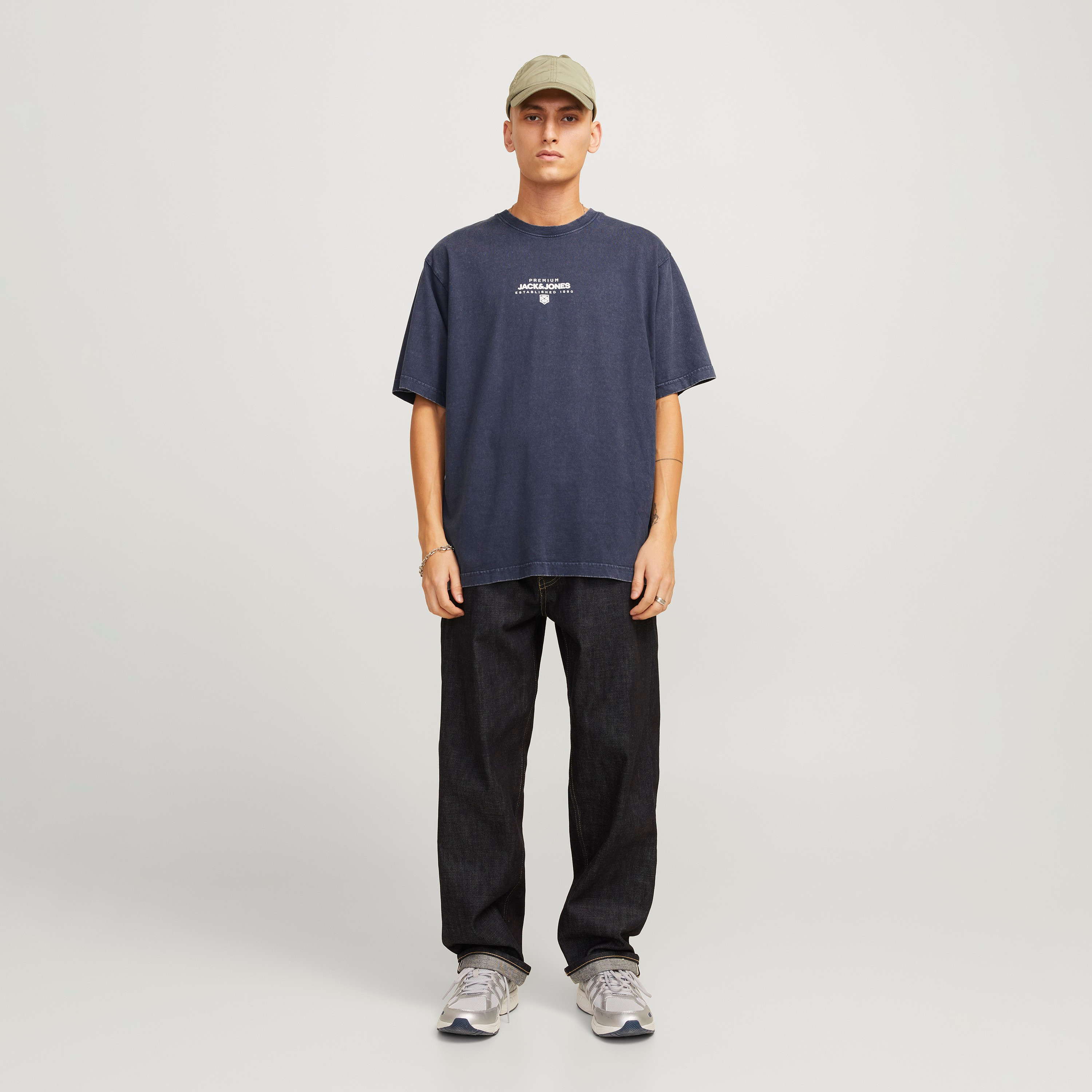 تي شيرت رجالي بأكمام قصيرة ورقبة دائرية وشعار من جاك اند جونز-men-clothing-tshirtsandpolos-tshirts-image-7