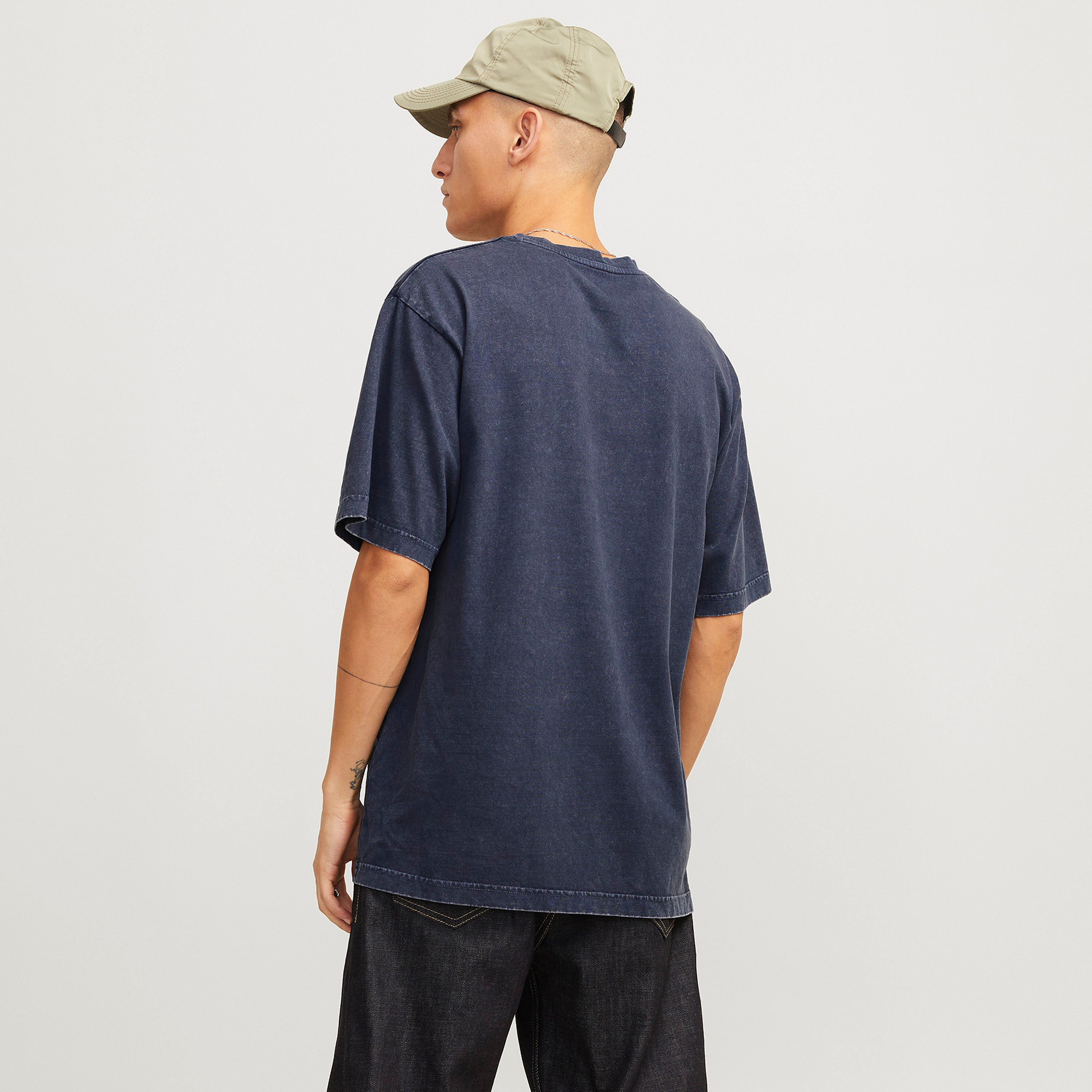 تي شيرت رجالي بأكمام قصيرة ورقبة دائرية وشعار من جاك اند جونز-men-clothing-tshirtsandpolos-tshirts-image-9