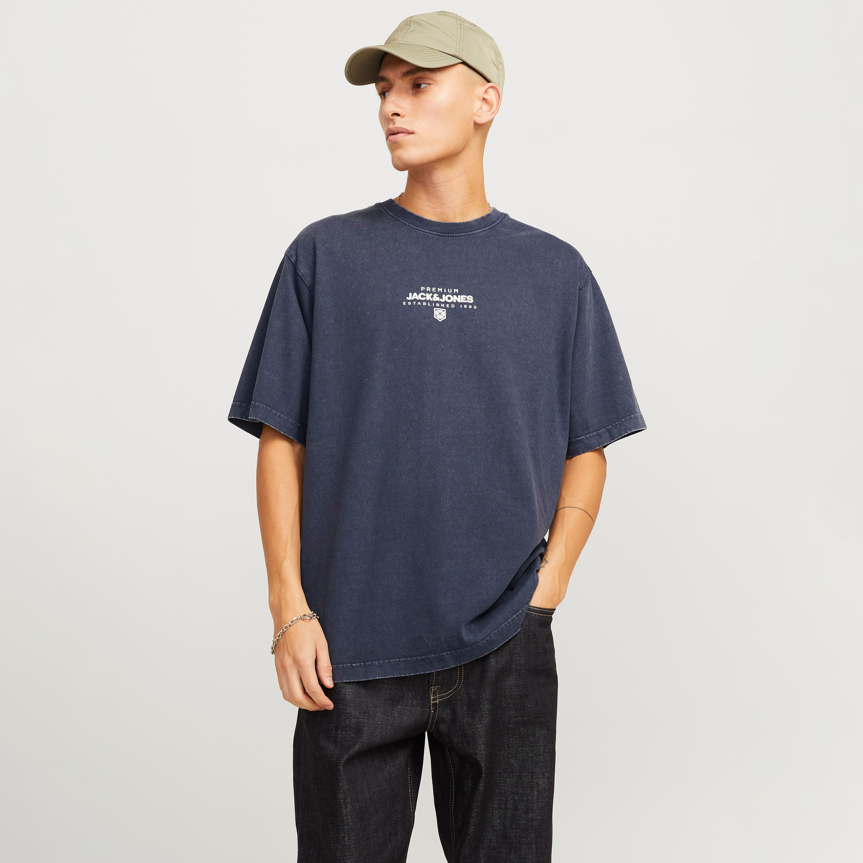 تي شيرت رجالي بأكمام قصيرة ورقبة دائرية وشعار من جاك اند جونز-men-clothing-tshirtsandpolos-tshirts-image-10